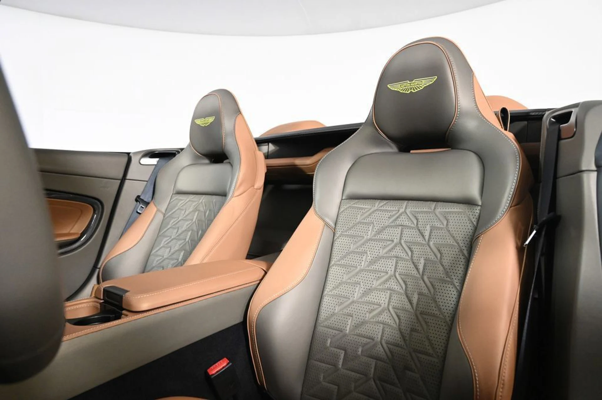mph014_2814098255_new_2026_aston_martin_vanquish_volante_11350_22992982_15_1024_f66eba97c9