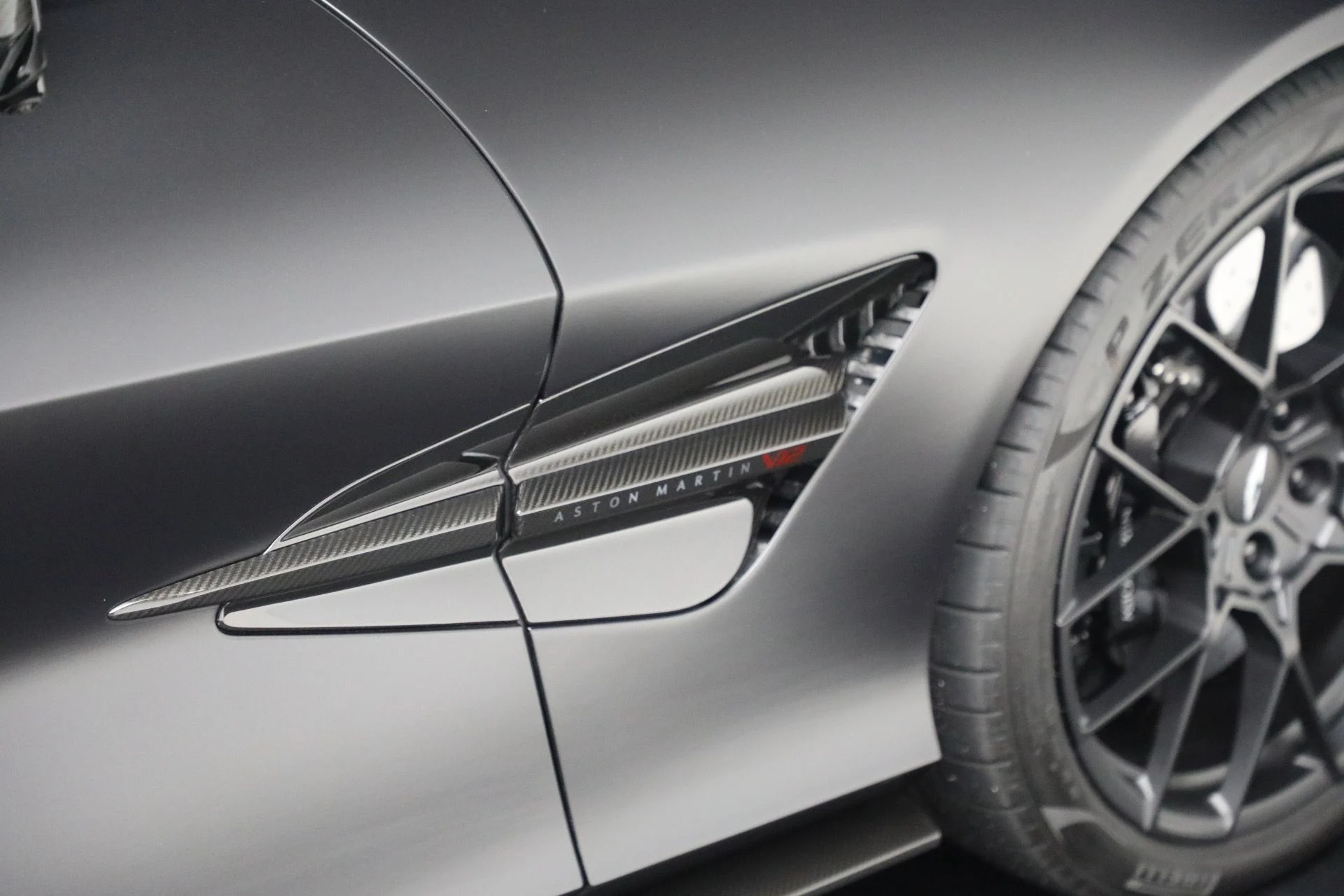 mph014_281767121_Used_2025_Aston_Martin_Vanquish_1b1713e293