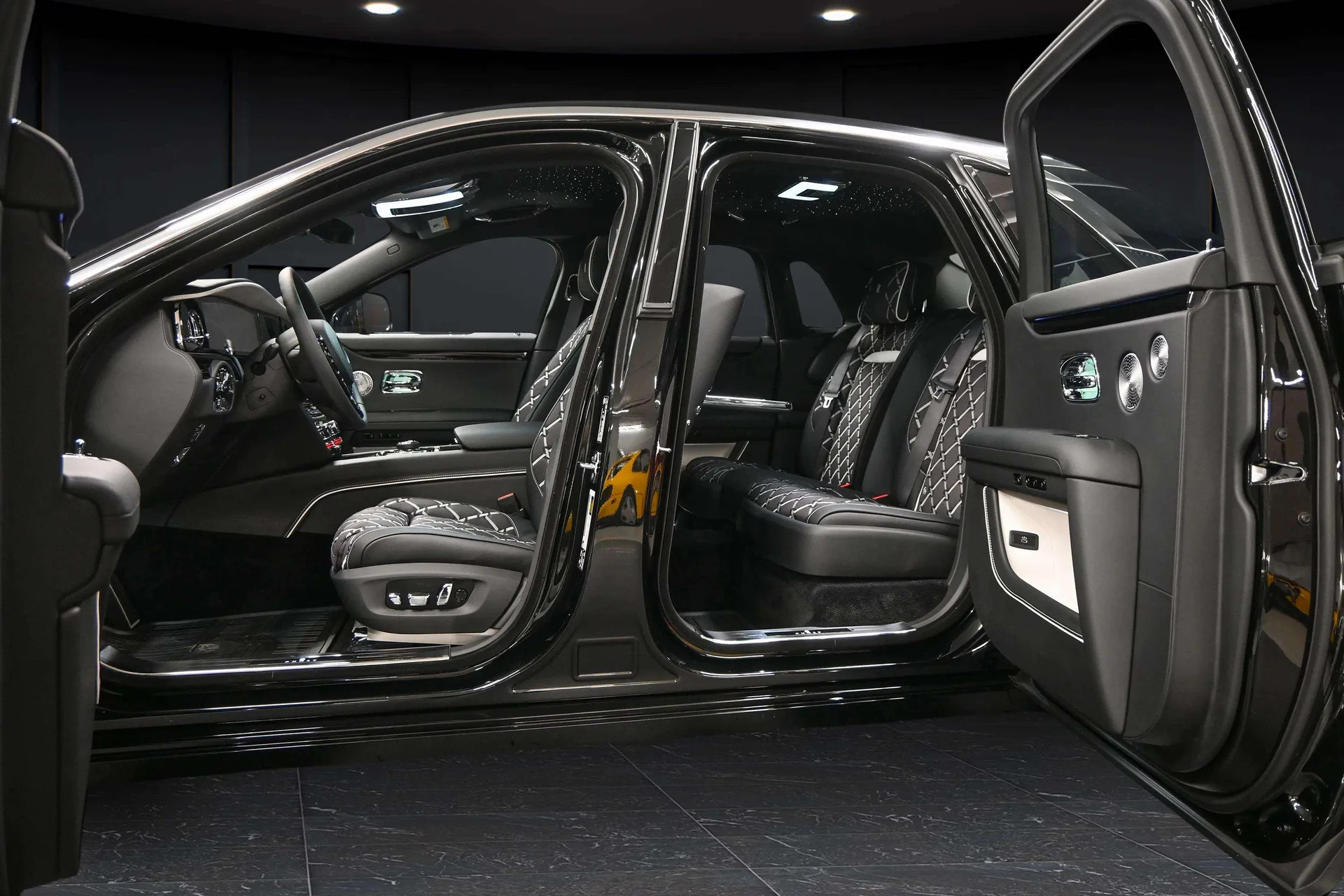 mph014_2845357856_8aab42a1_464b_4fbe_a197_81a7b6b07658_202520_Rolls_Royce20_Ghost20282501629_10_27ae3c1057