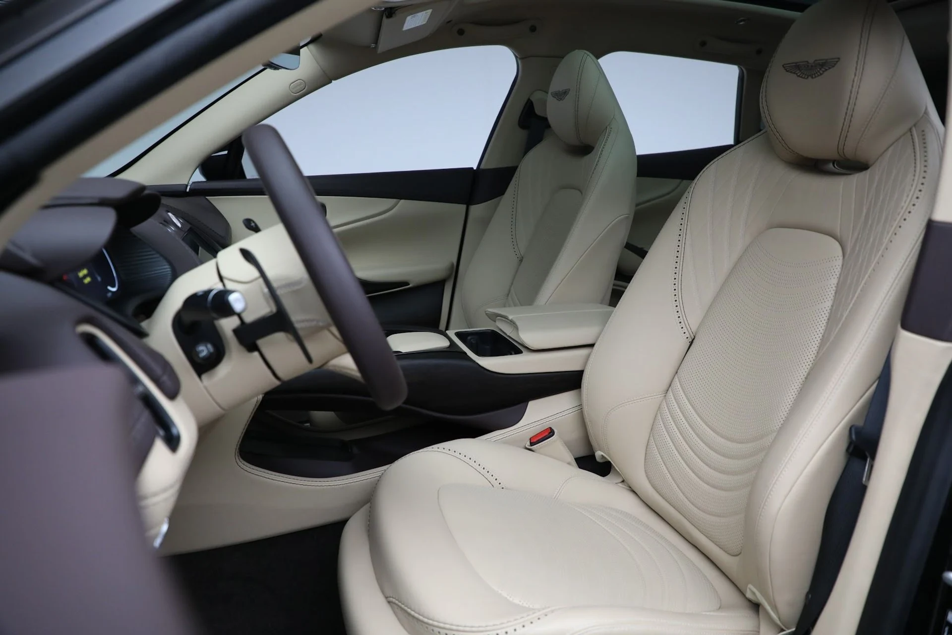 mph014_2847110802_Used_2022_Aston_Martin_DBX_1667327146_ddebadc16e