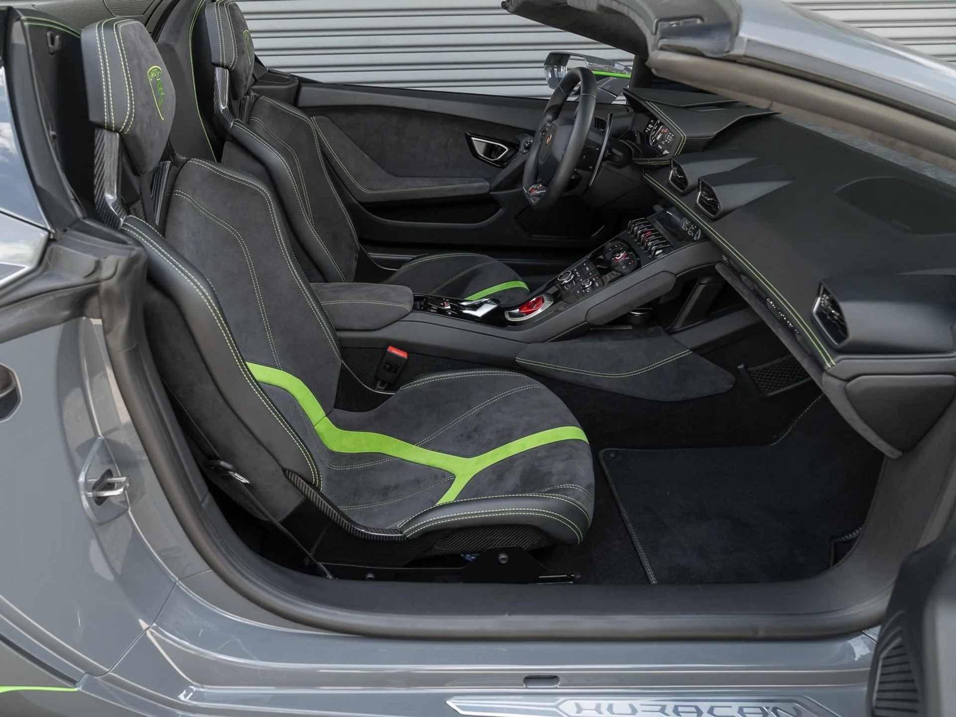 mph014_2868244230_Used_2016_Lamborghini_Huracan_LP_610_4_Spyder_1756498223_9a25782aae