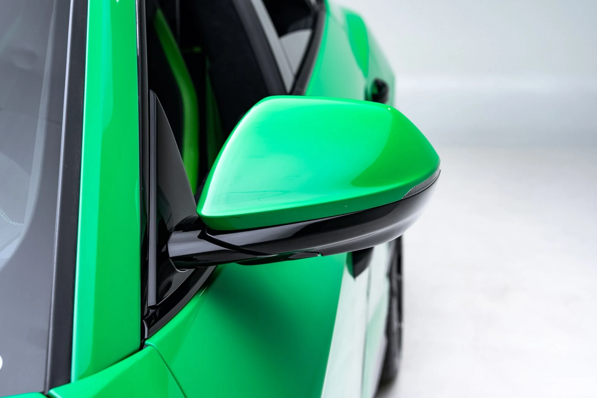 mph014_2891983700_Used_2023_Lamborghini_Urus_Performante_1776122836_0c572b4480