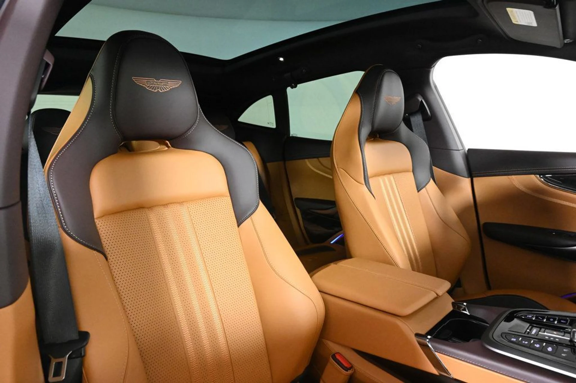 mph014_2902072355_new_2026_aston_martin_dbx_707awd_11350_22968765_15_1024_66ac5d2f17