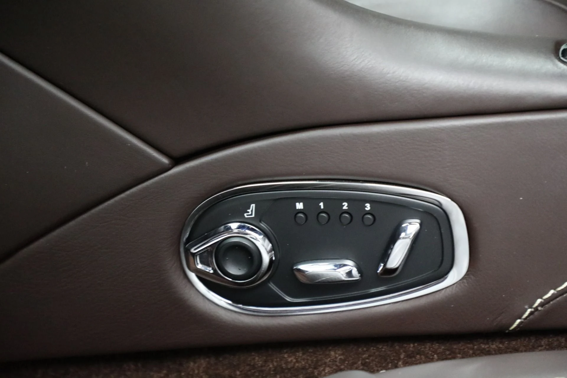 mph014_2923071309_Used_2018_Aston_Martin_DB_11_V8_7c5546b73c