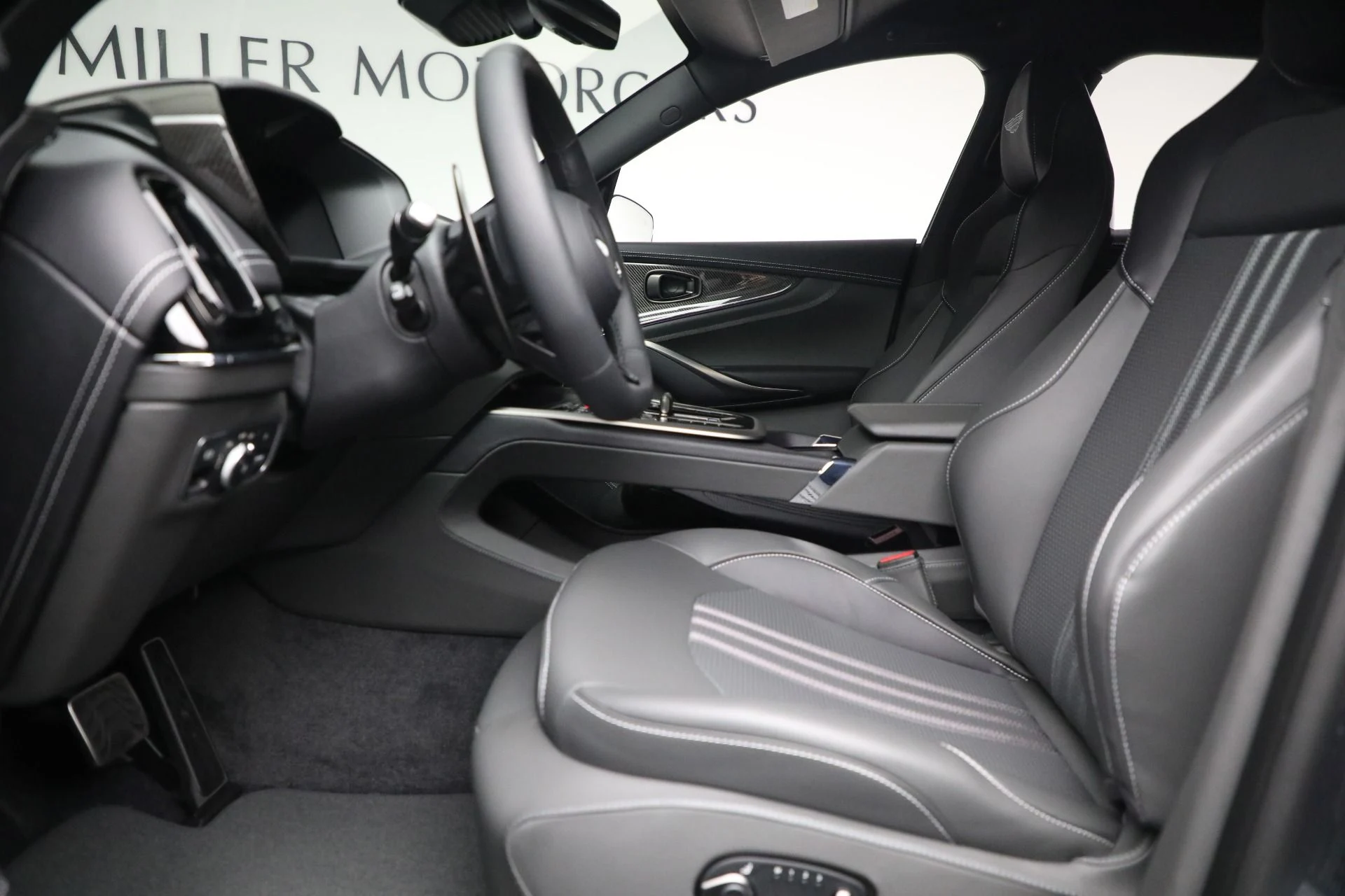 mph014_293934998_New_2025_Aston_Martin_DBX_707_707_228100396c