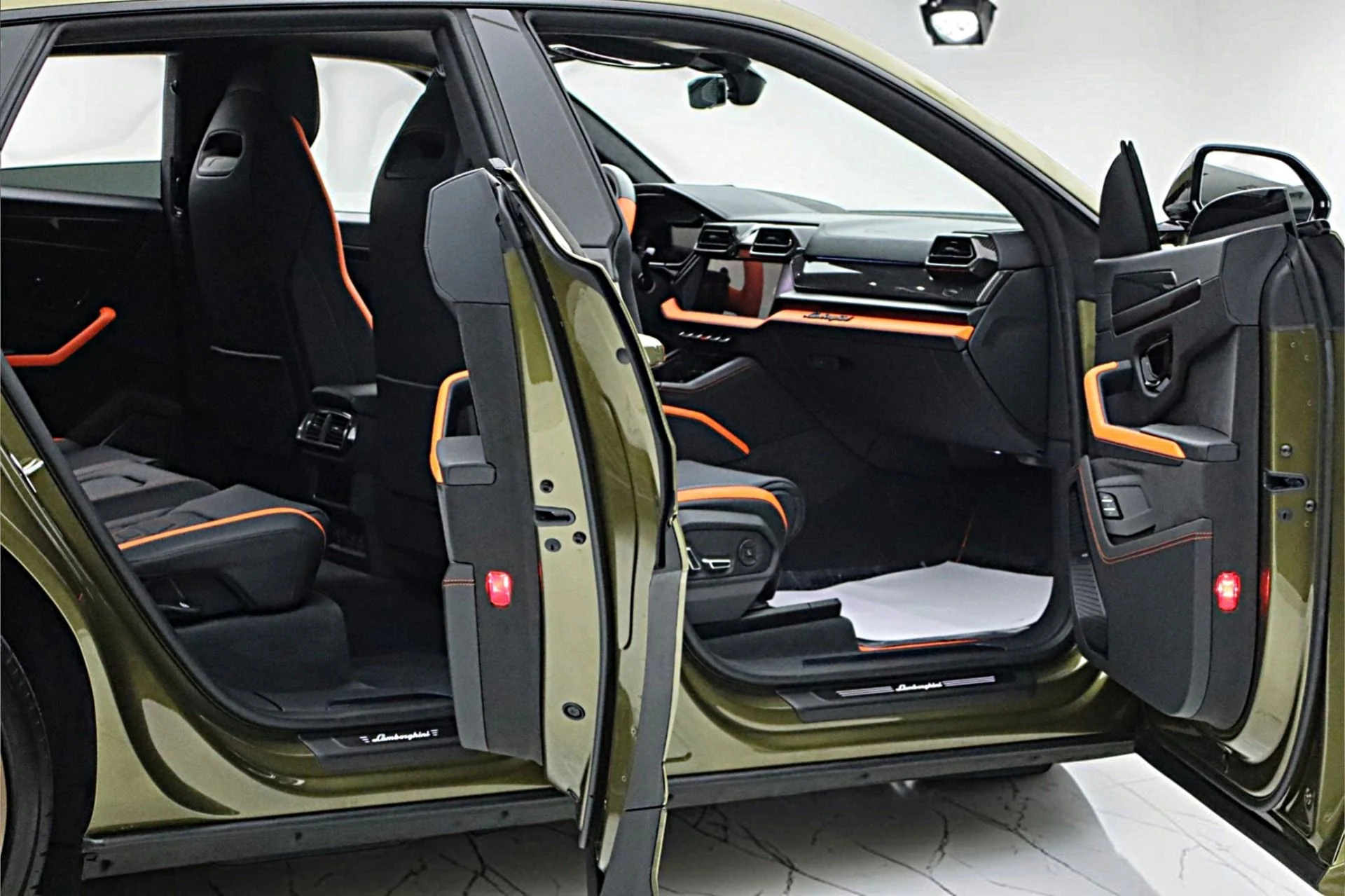 mph014_2940600186_Used_2026_Lamborghini_Urus_SE_34ec632a81