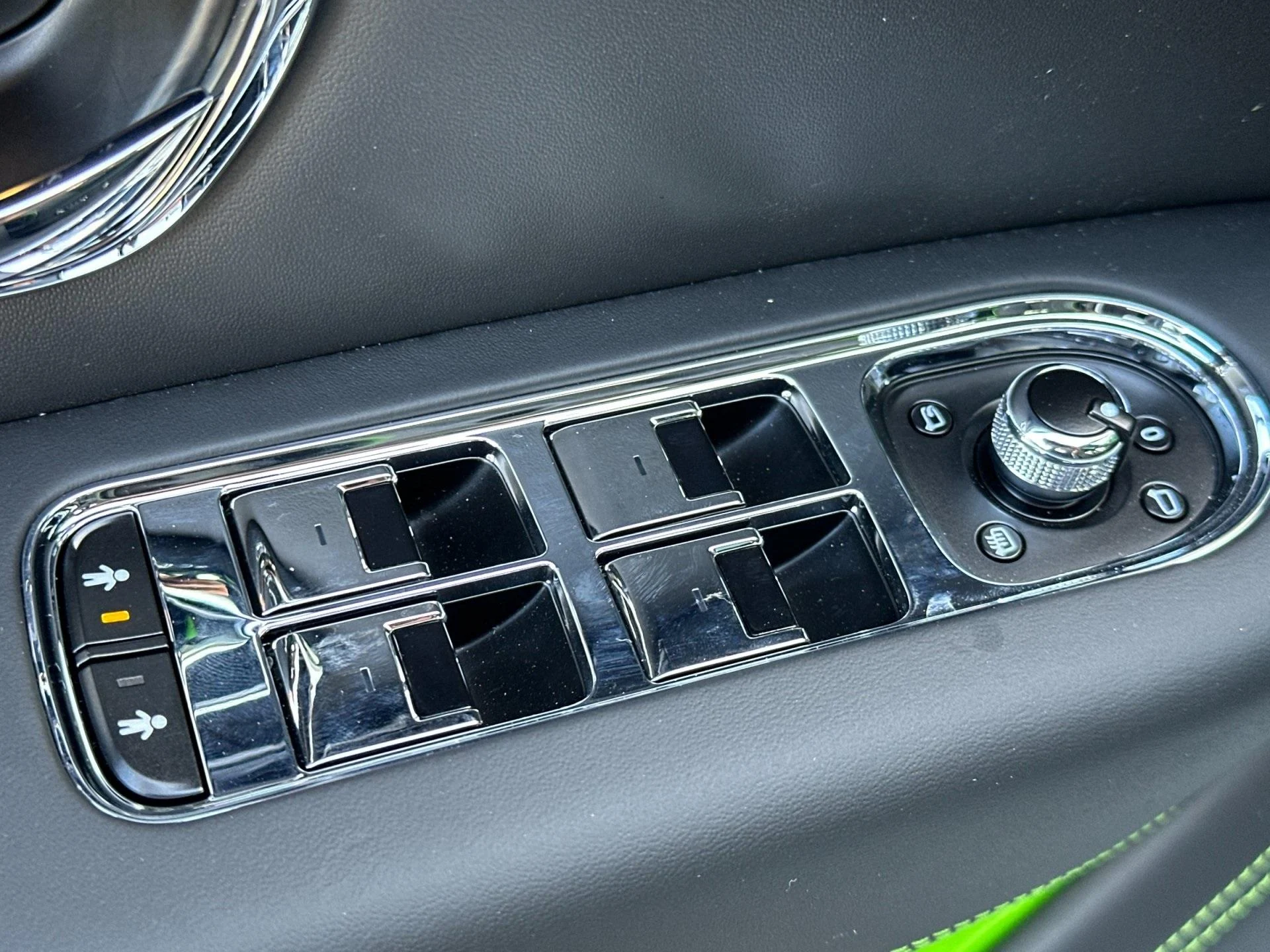 mph014_2945606091_New_2025_Bentley_Bentayga_V8_1760604166_bfb1d6d758