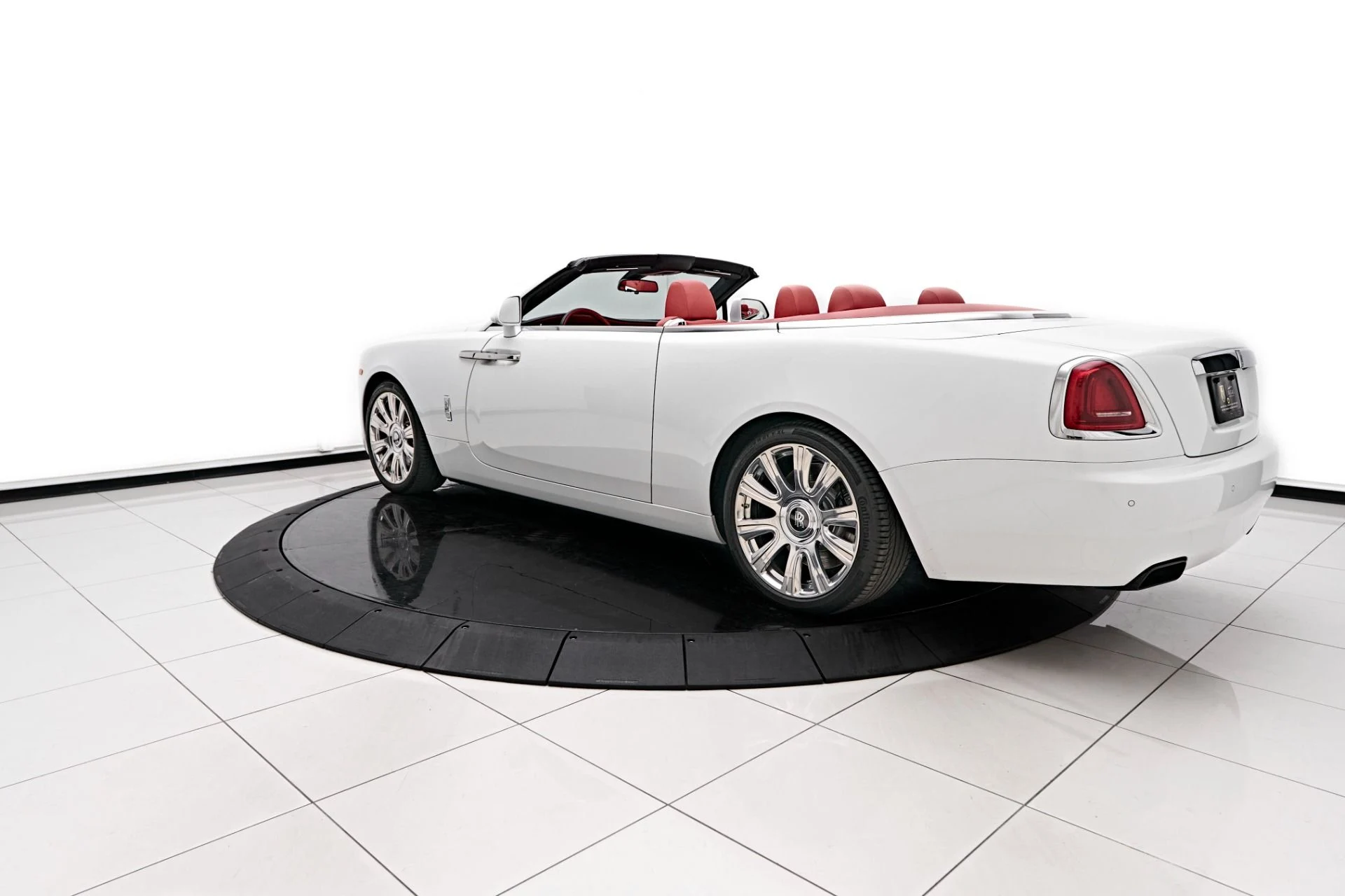 mph014_2952883131_Used_2018_Rolls_Royce_Dawn_Base_1722633895_72581429d0