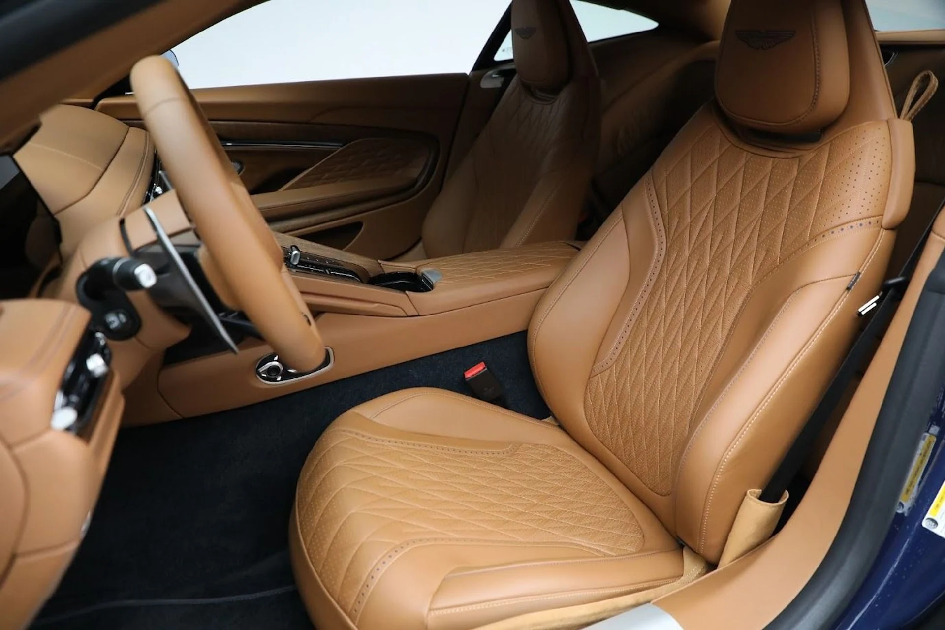 mph014_2963354019_Used_2024_Aston_Martin_DB_12_V8_0fb7fbc5f7