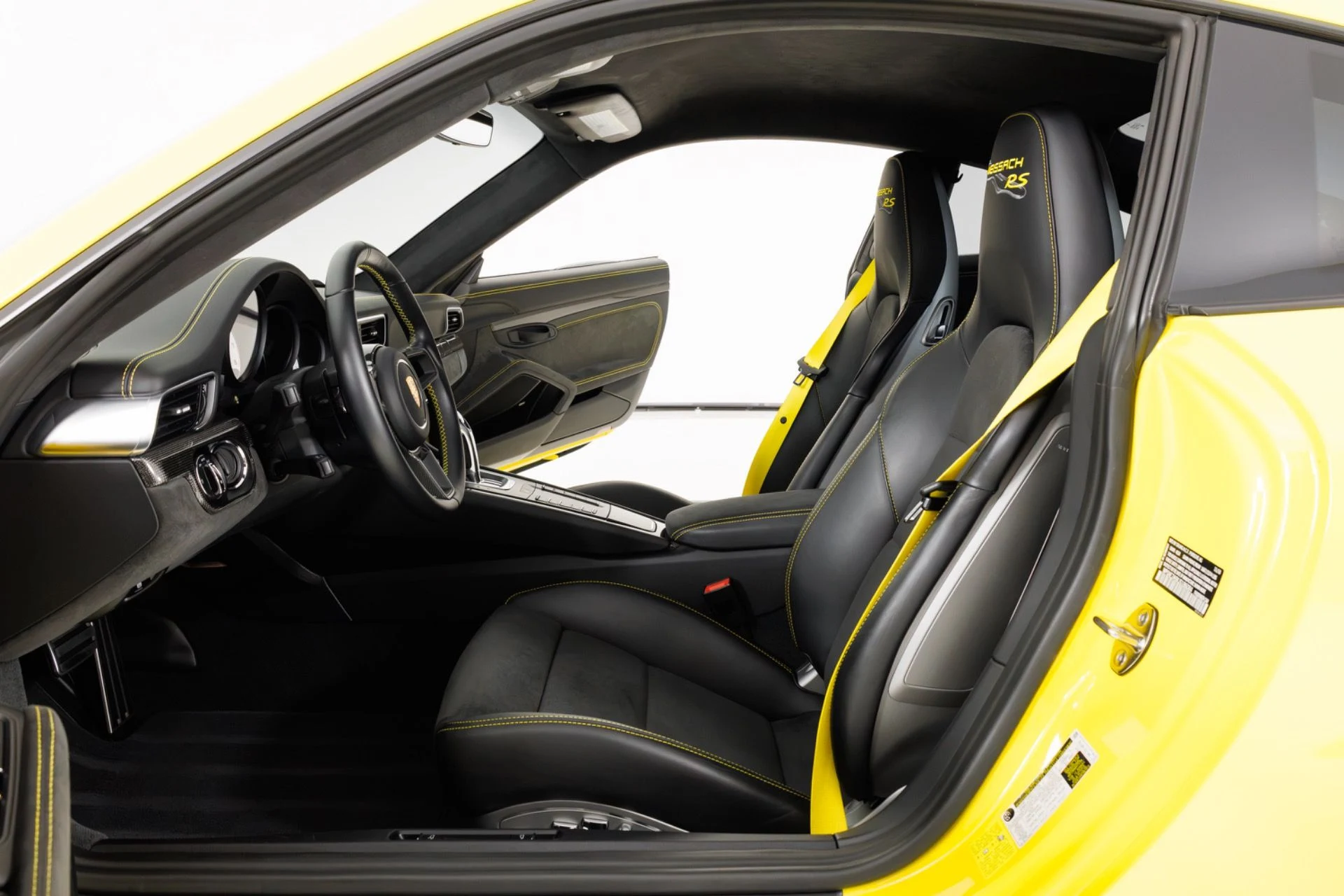 mph014_2994407239_Used_2018_Porsche_911_GT_2_RS_1787778675_165b915bfd