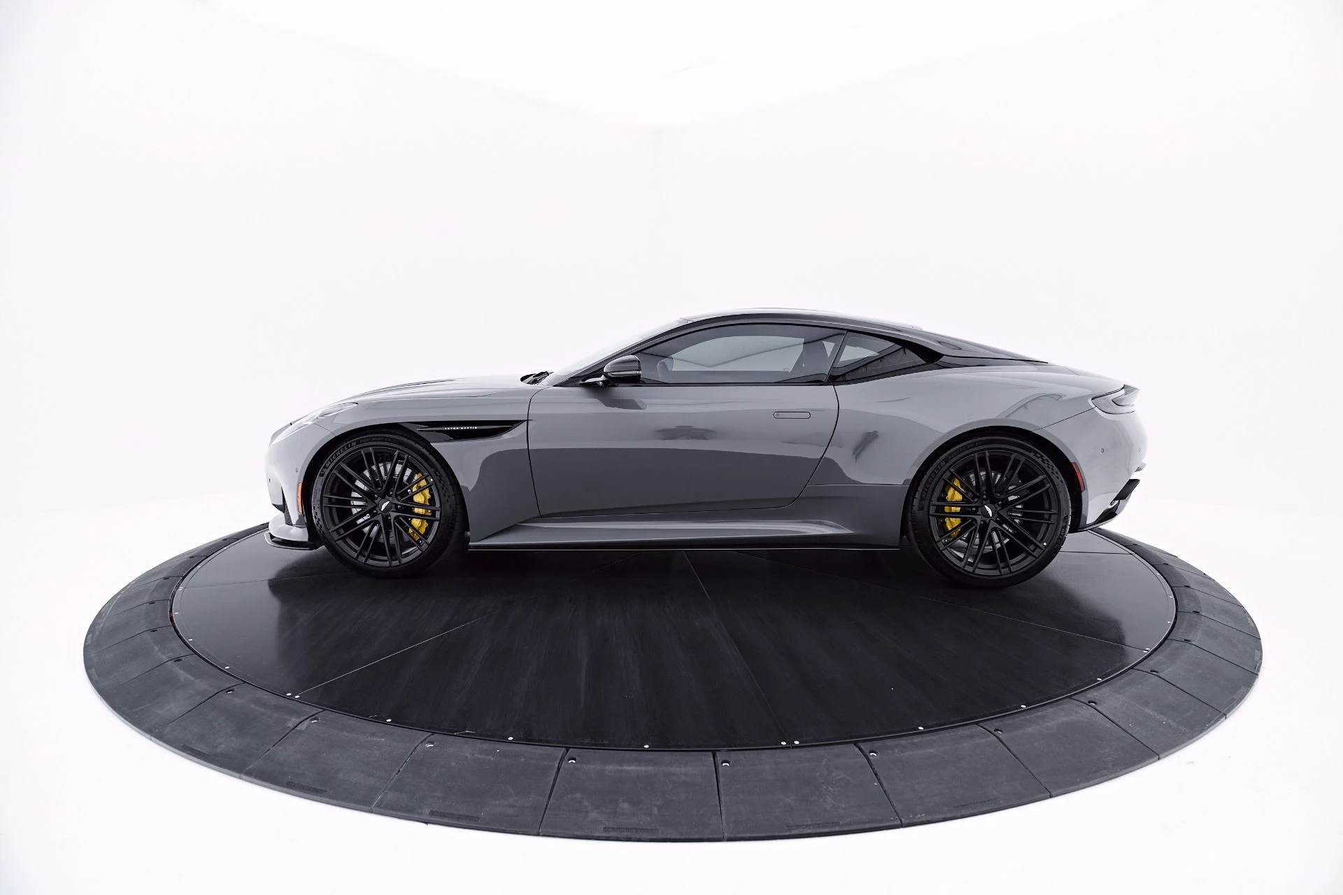 mph014_3008339073_Used_2024_Aston_Martin_DB_12_1781813771_9cbf2e07f3