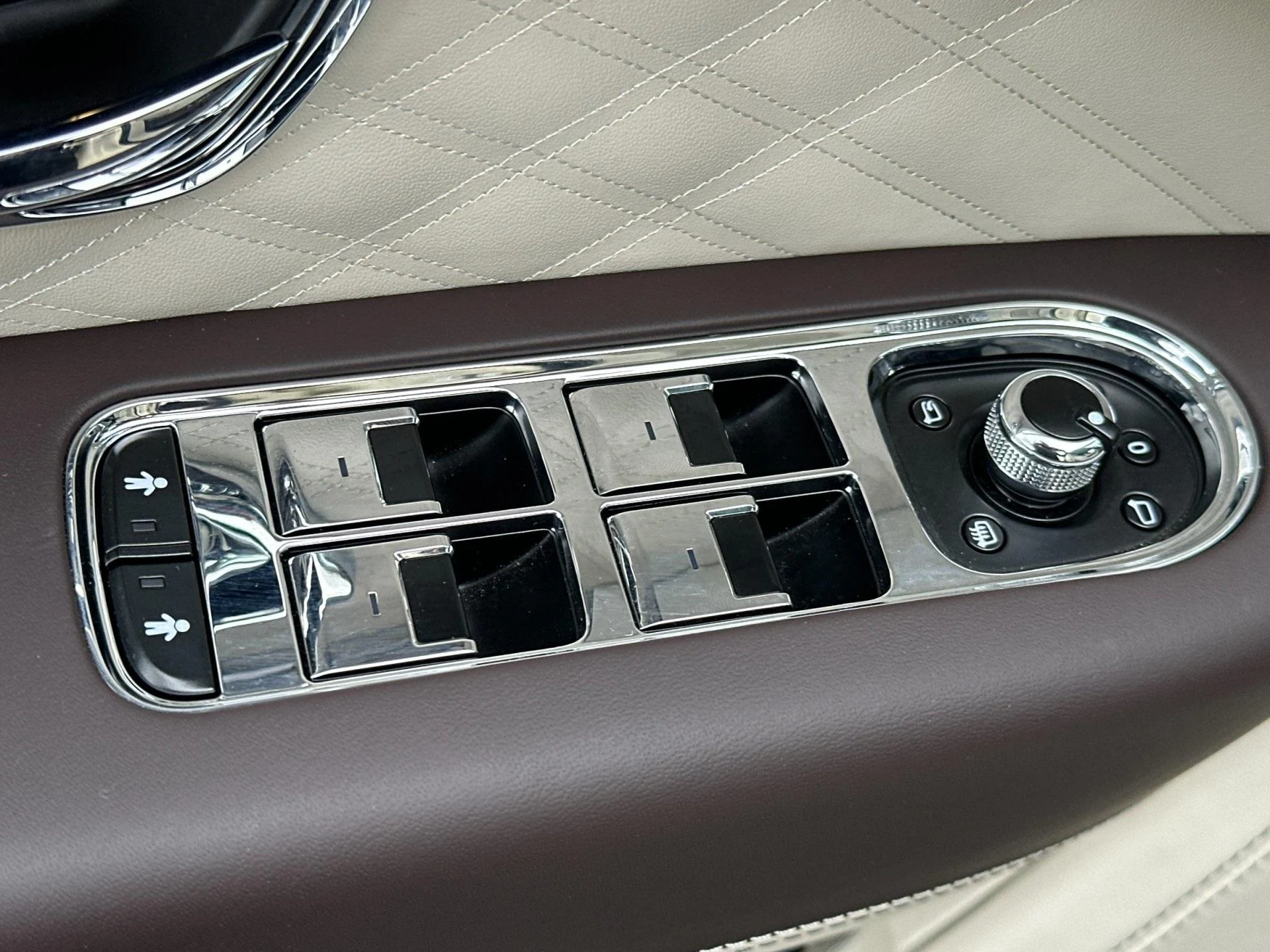 mph014_301516508_Used_2025_Bentley_Bentayga_V8_1760604333_6481a5e48d