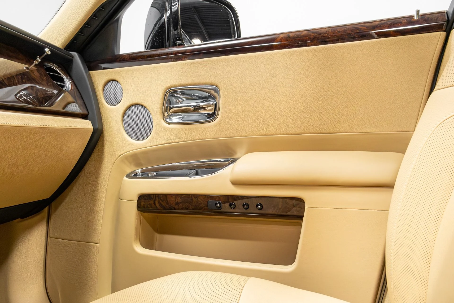 mph014_3018212469_Used_2011_Rolls_Royce_Ghost_1771348774_8a5f119358