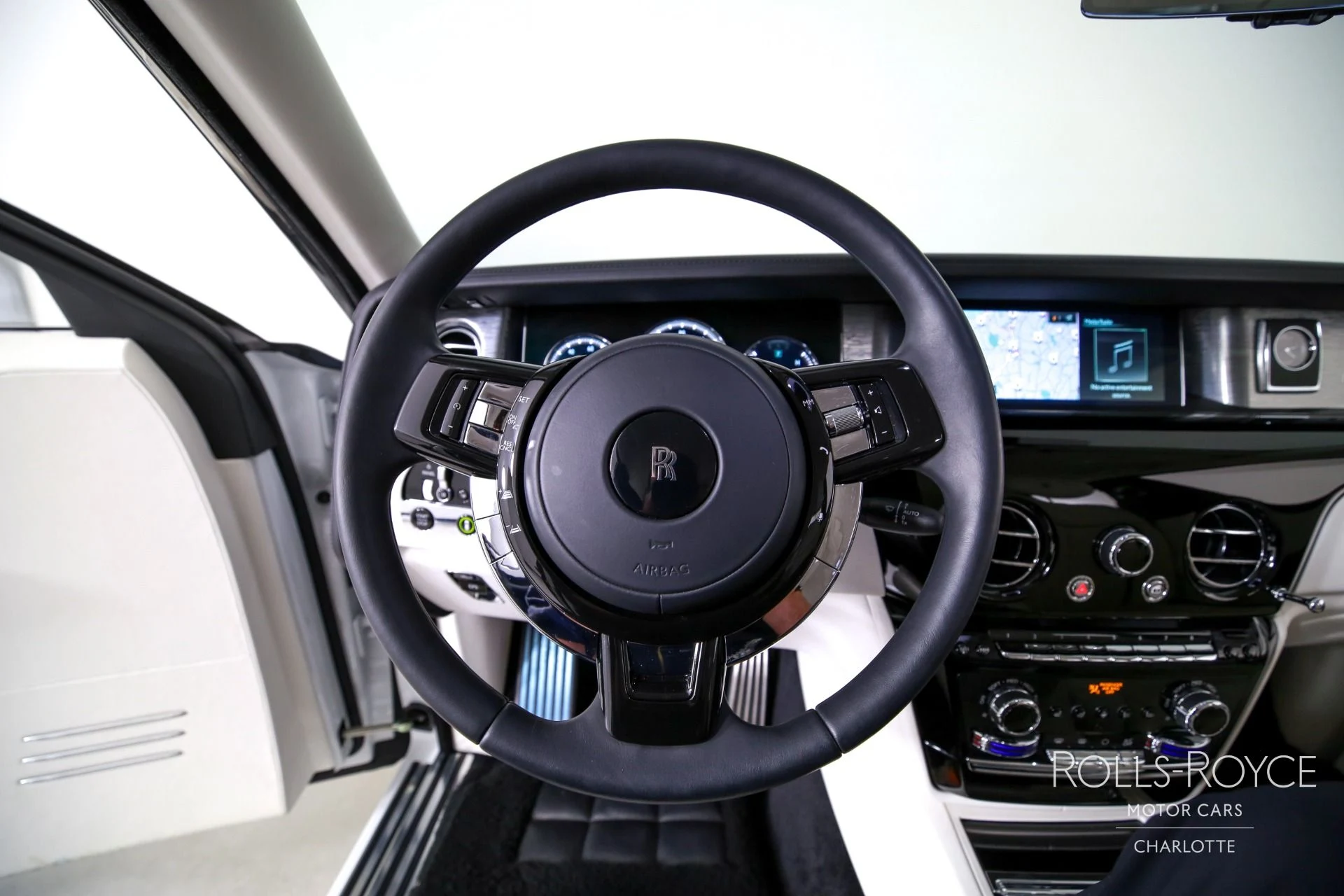 mph014_304646937_Used_2024_Rolls_Royce_Phantom_1767116656_1325d5c047