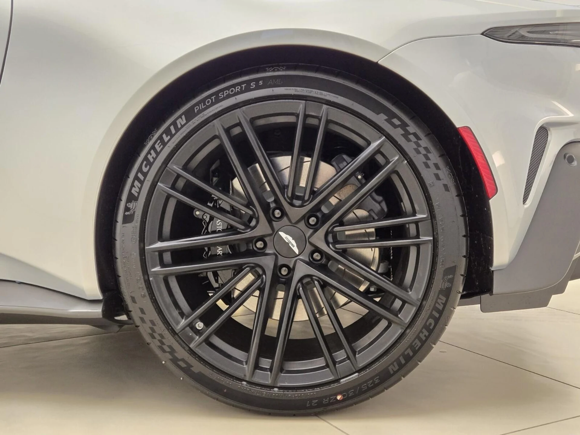 mph014_3054429789_New_2025_Aston_Martin_Vantage_1756012737_6c654083a5
