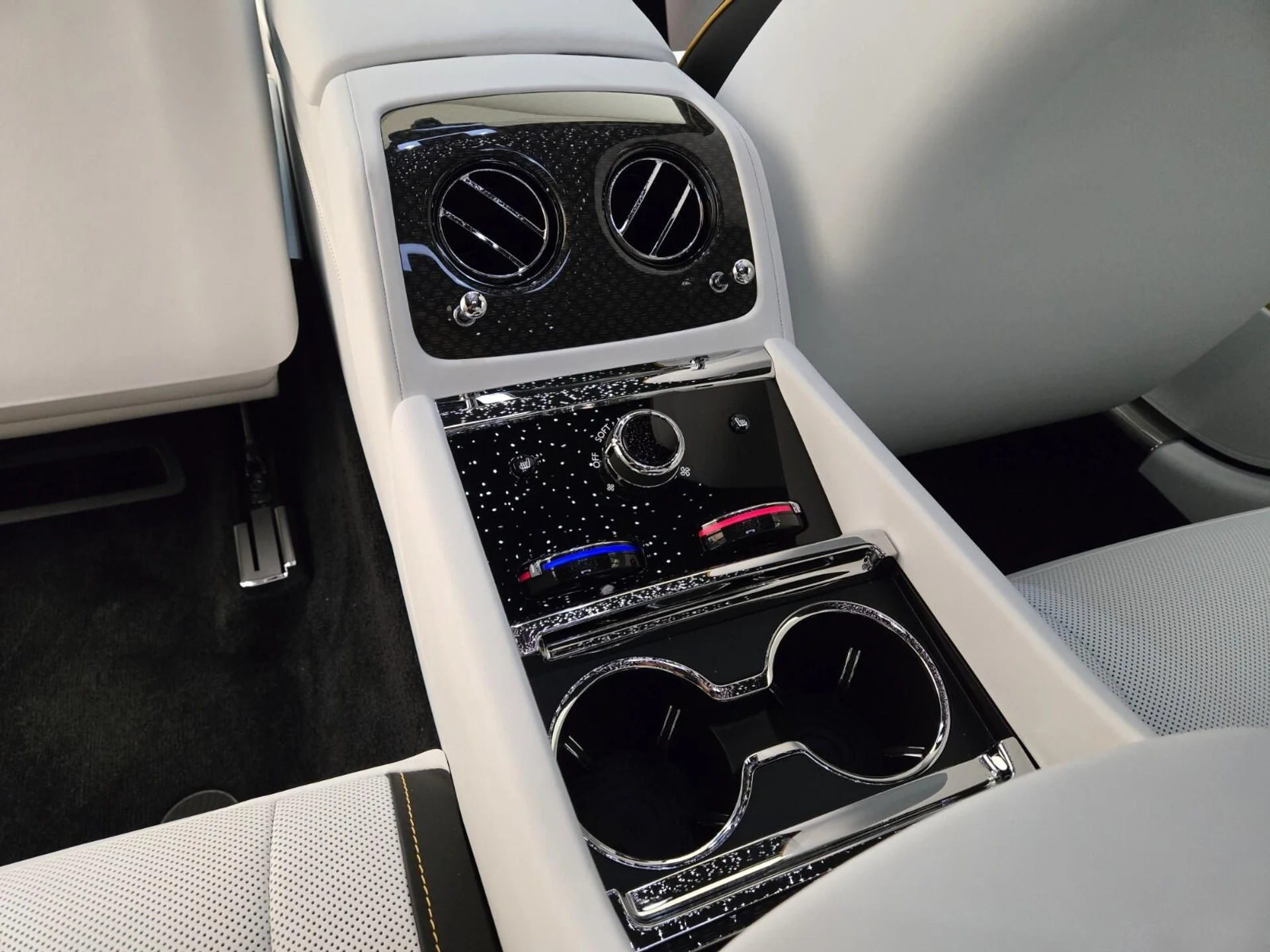 mph014_3060795405_New_2025_Rolls_Royce_Black_Badge_Spectre_1753162670_0345483bb5