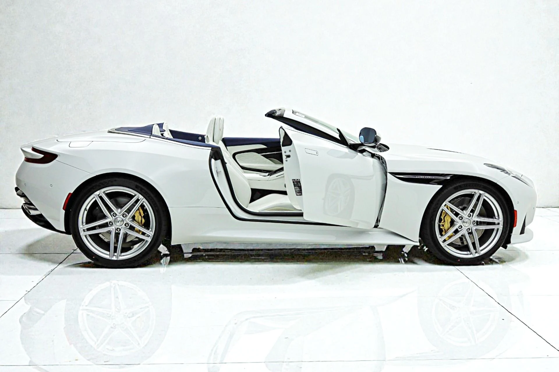 mph014_3066779571_Used_2026_Aston_Martin_DB_12_Volante_59dbd3284c