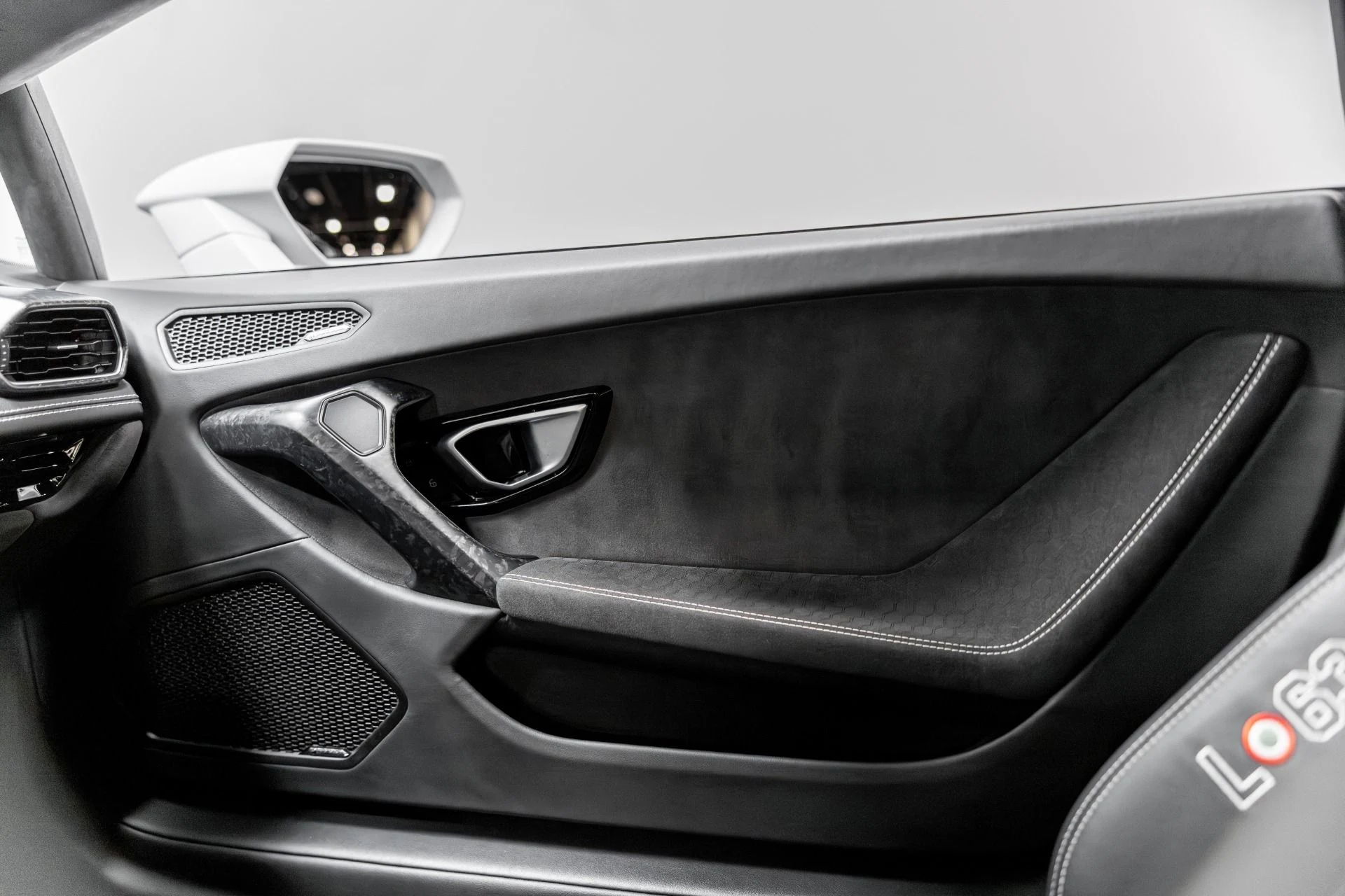 mph014_3105128180_Used_2017_Lamborghini_Huracan_1765410503_085c3bddcb