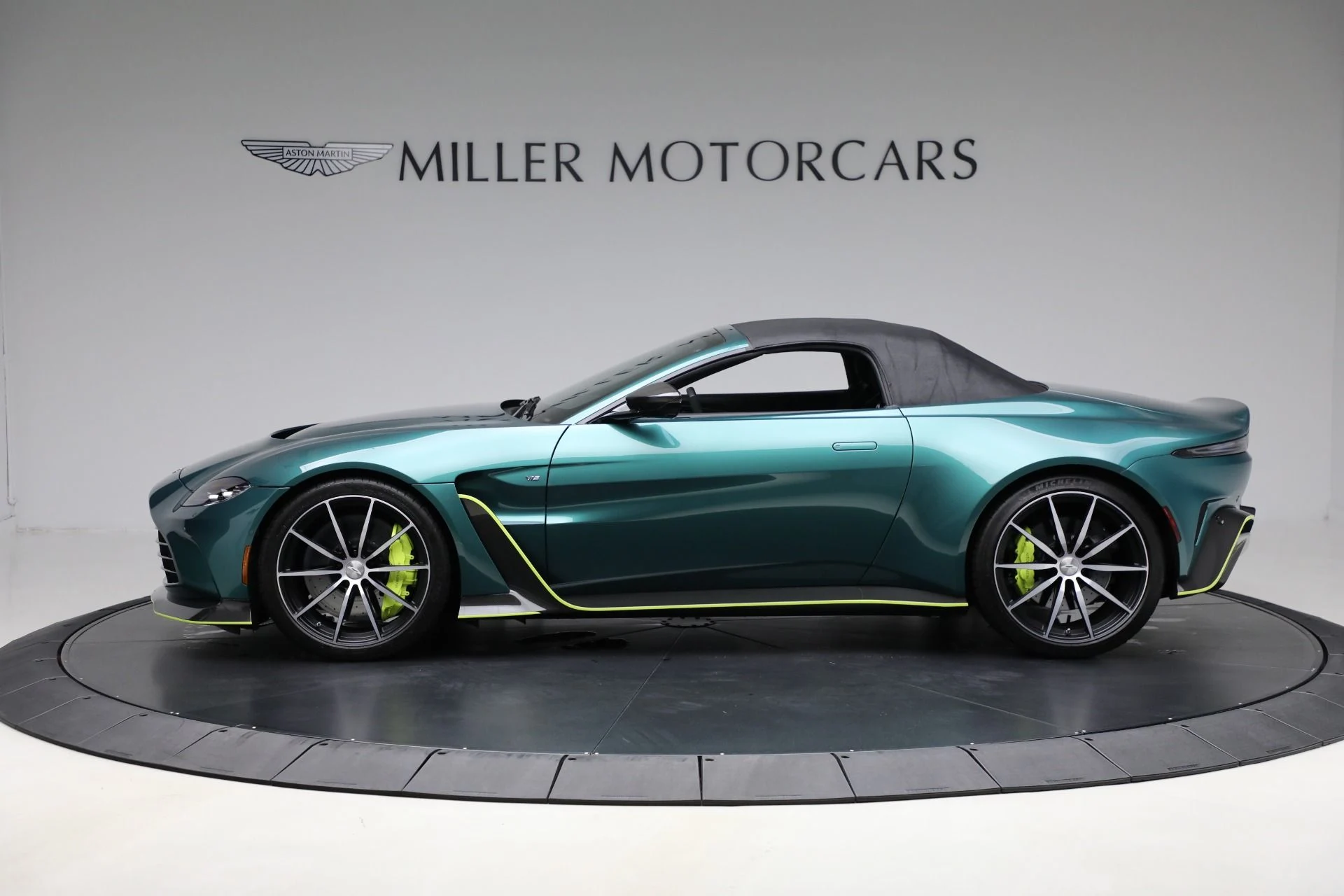 mph014_3117349973_Used_2023_Aston_Martin_Vantage_V12_9e423465b4