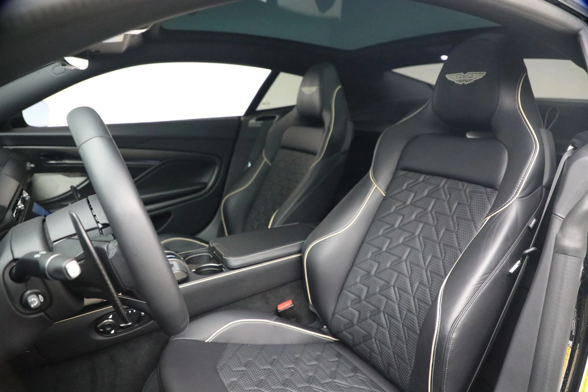 mph014_3120435005_Used_2025_Aston_Martin_Vanquish_1789418284_83461e8313