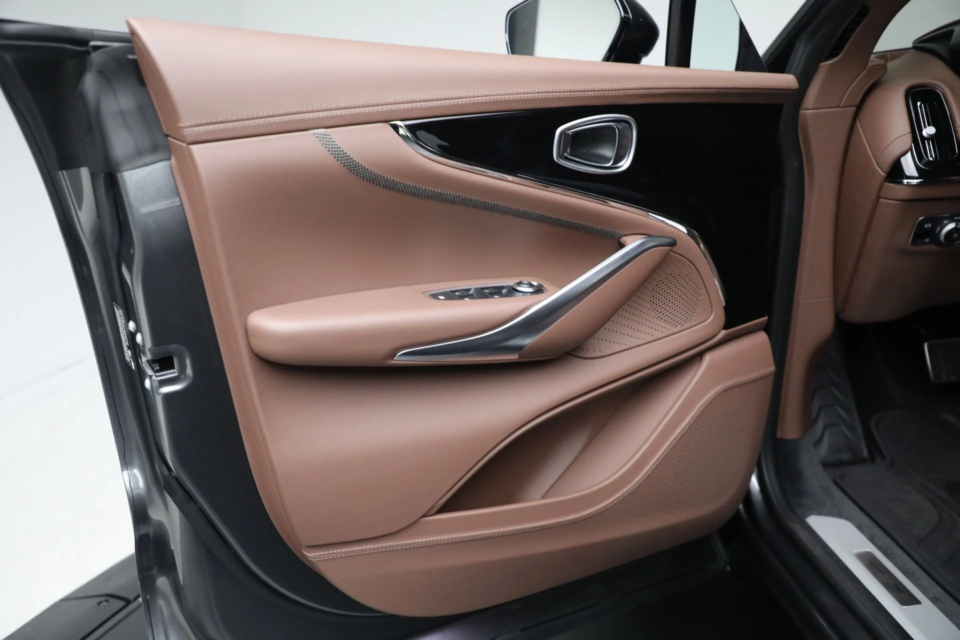 mph014_3126573919_New_2025_Aston_Martin_DBX_707_b3ee801c19