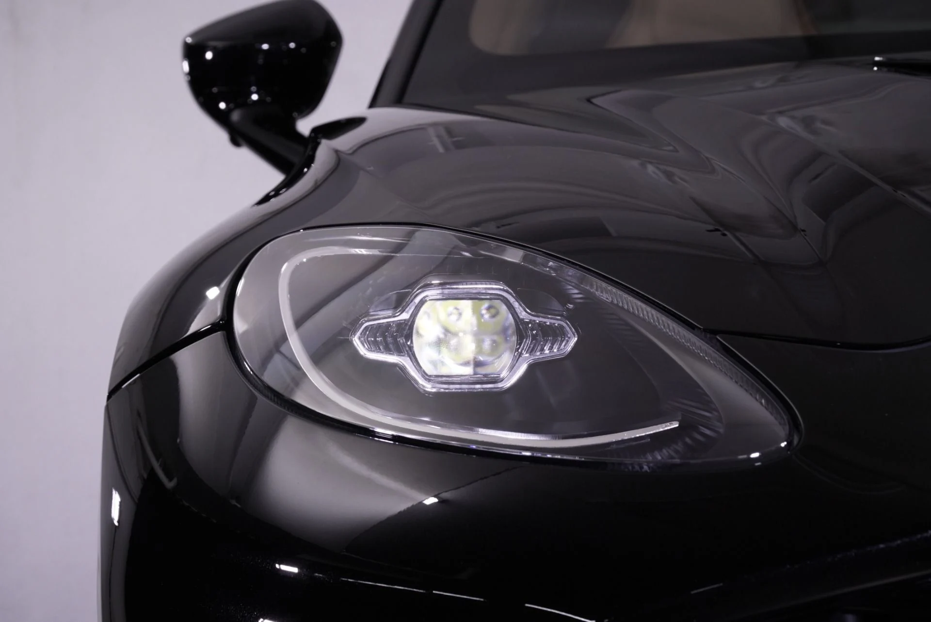 mph014_3127088272_New_2026_Aston_Martin_DBX_707_1762322943_964c8ff6e2