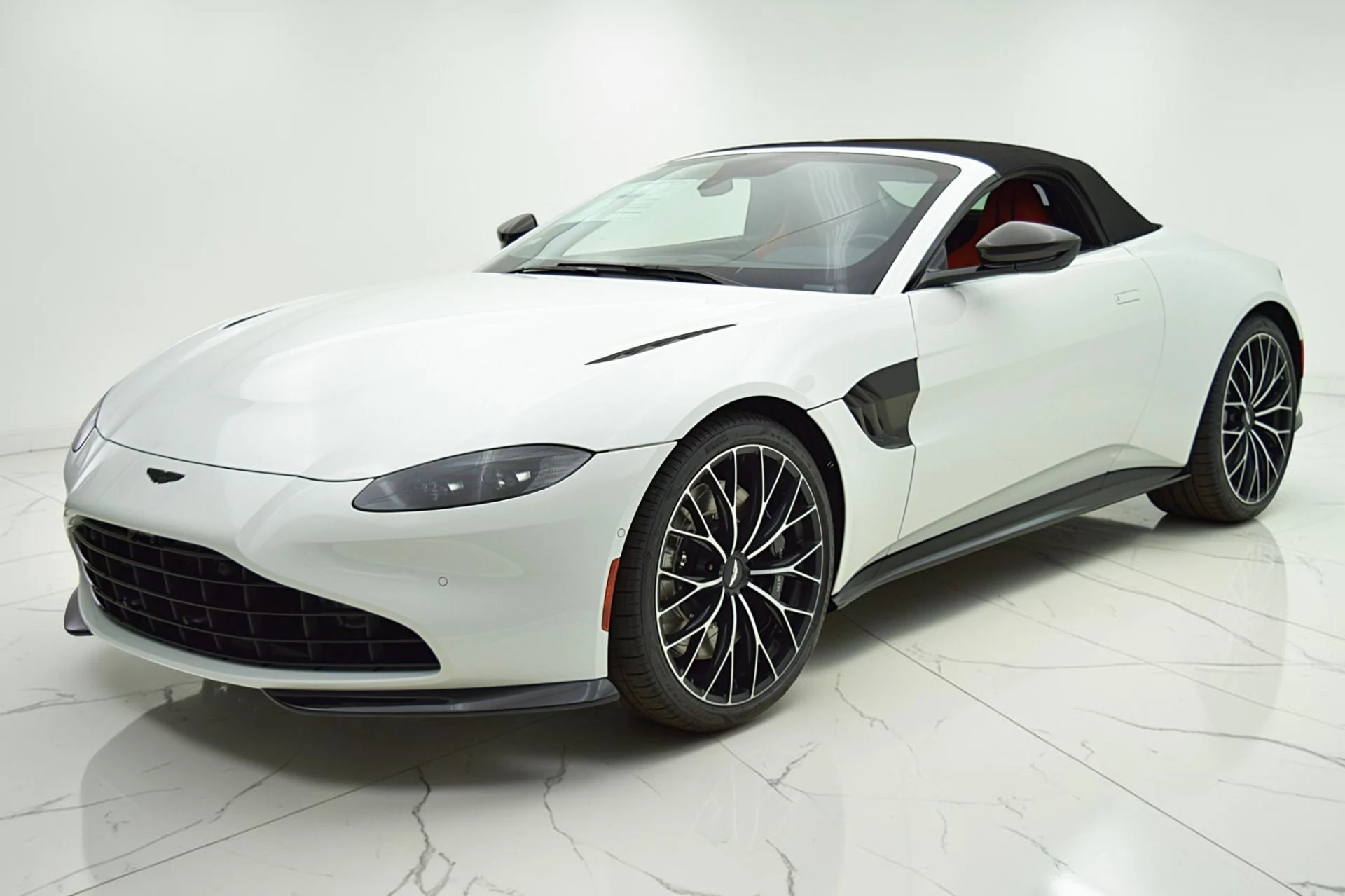 mph014_314006691_Used_2023_Aston_Martin_Vantage_Roadster_a1dc48e015