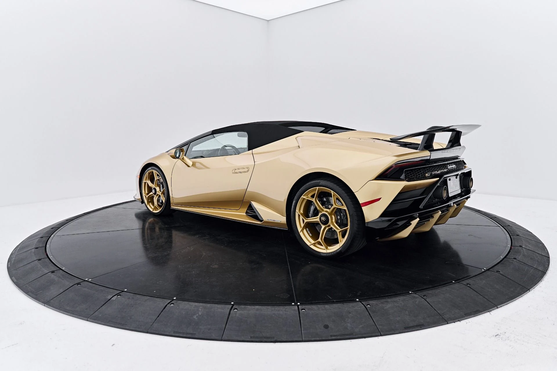 mph014_3150105323_Used_2022_Lamborghini_Huracan_EVO_Base_1791315852_2704f7c384