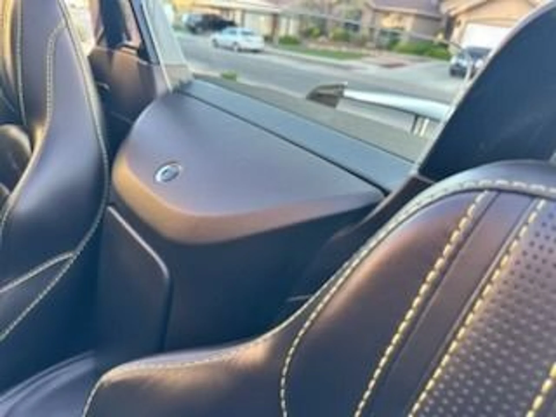 mph014_3152469718_Used_2021_Aston_Martin_Vantage_1759360307_3dabdb17ae