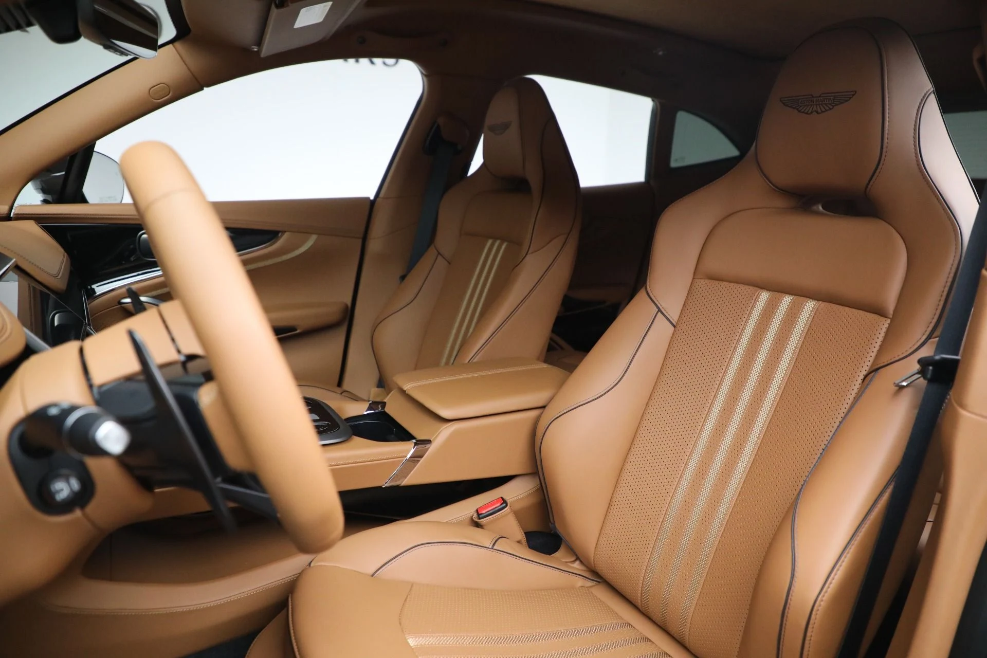 mph014_3165637354_New_2025_Aston_Martin_DBX_707_8c3f85a3b9