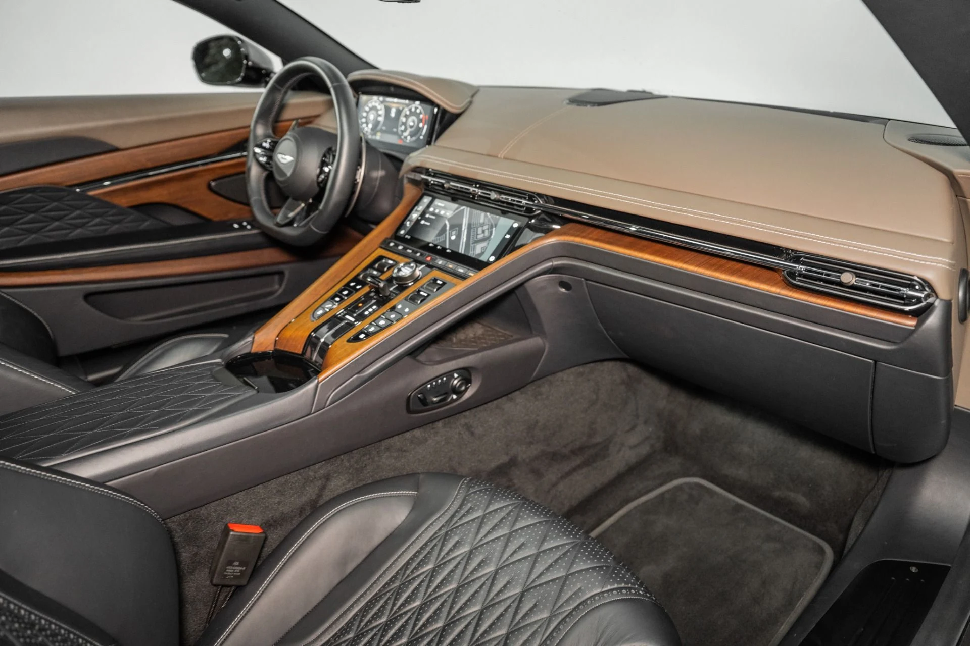 mph014_3170874322_Used_2024_Aston_Martin_DB_12_Coupe_1761150102_62324f4970