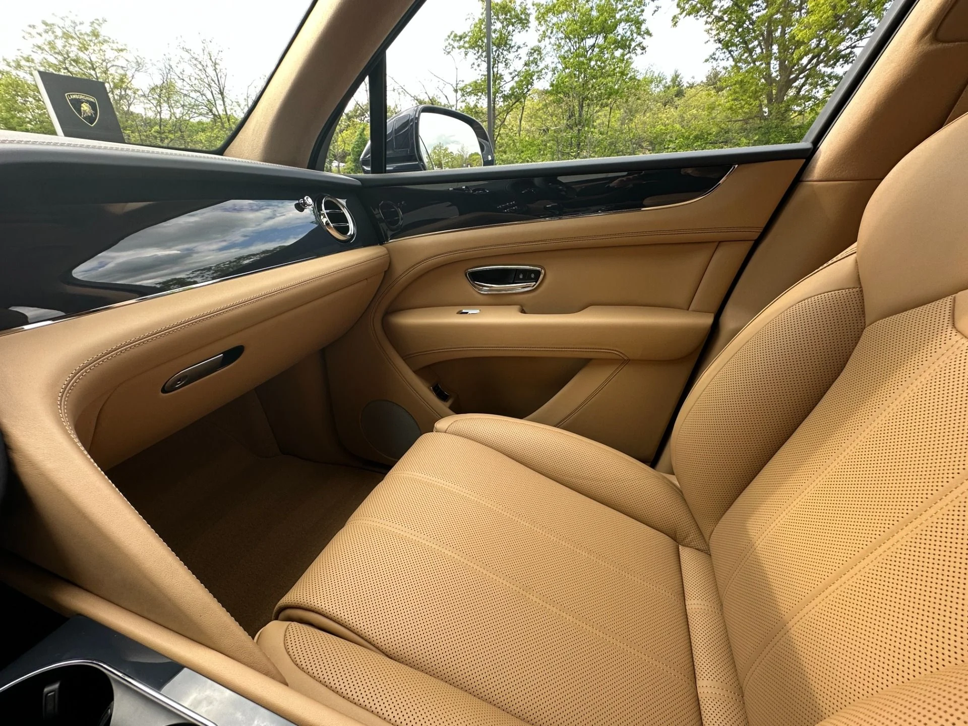 mph014_3186971154_Used_2026_Bentley_Bentayga_V8_1786136518_2b886385a0