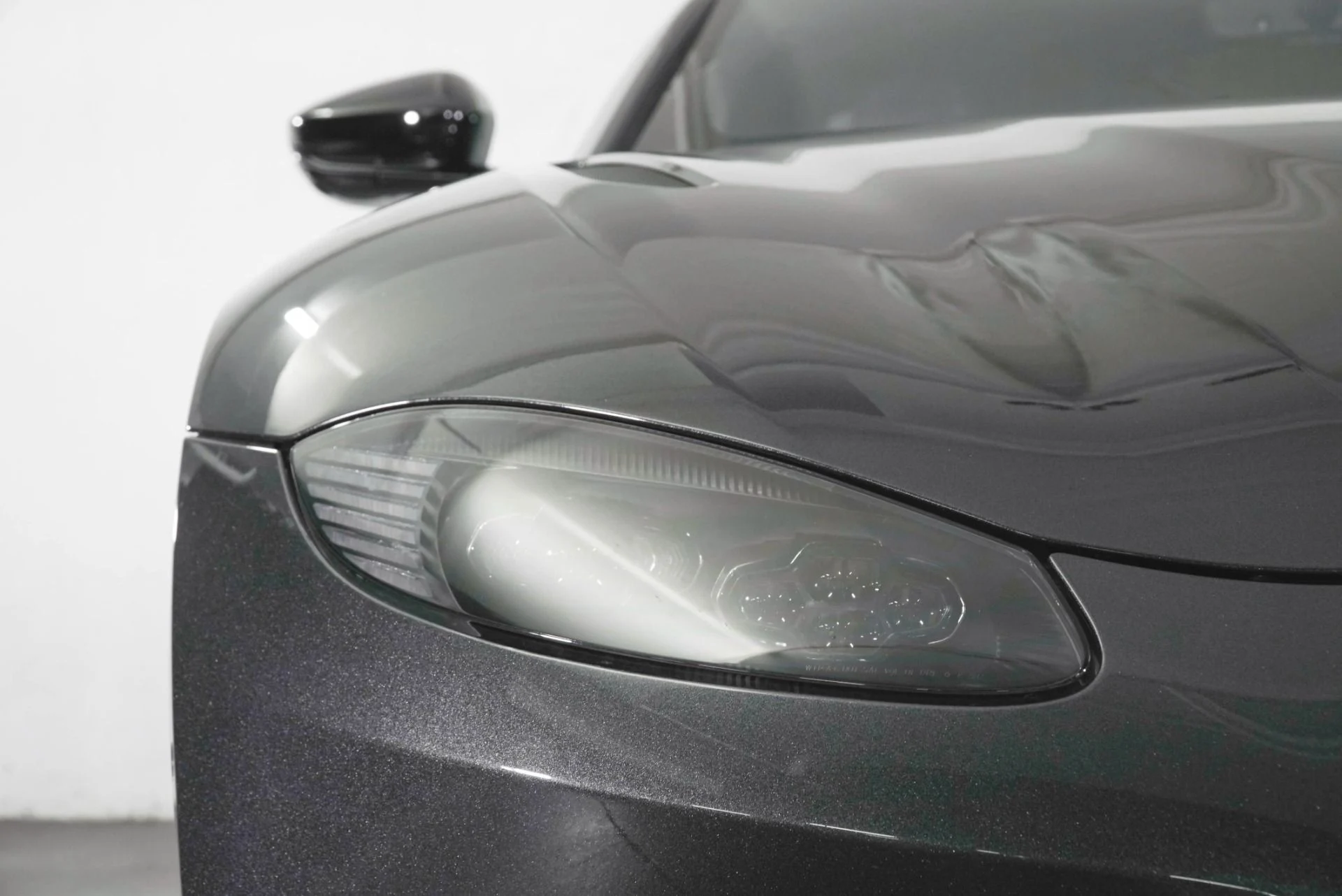 mph014_3191248090_Used_2023_Aston_Martin_Vantage_1779907330_b7c84e3ef5