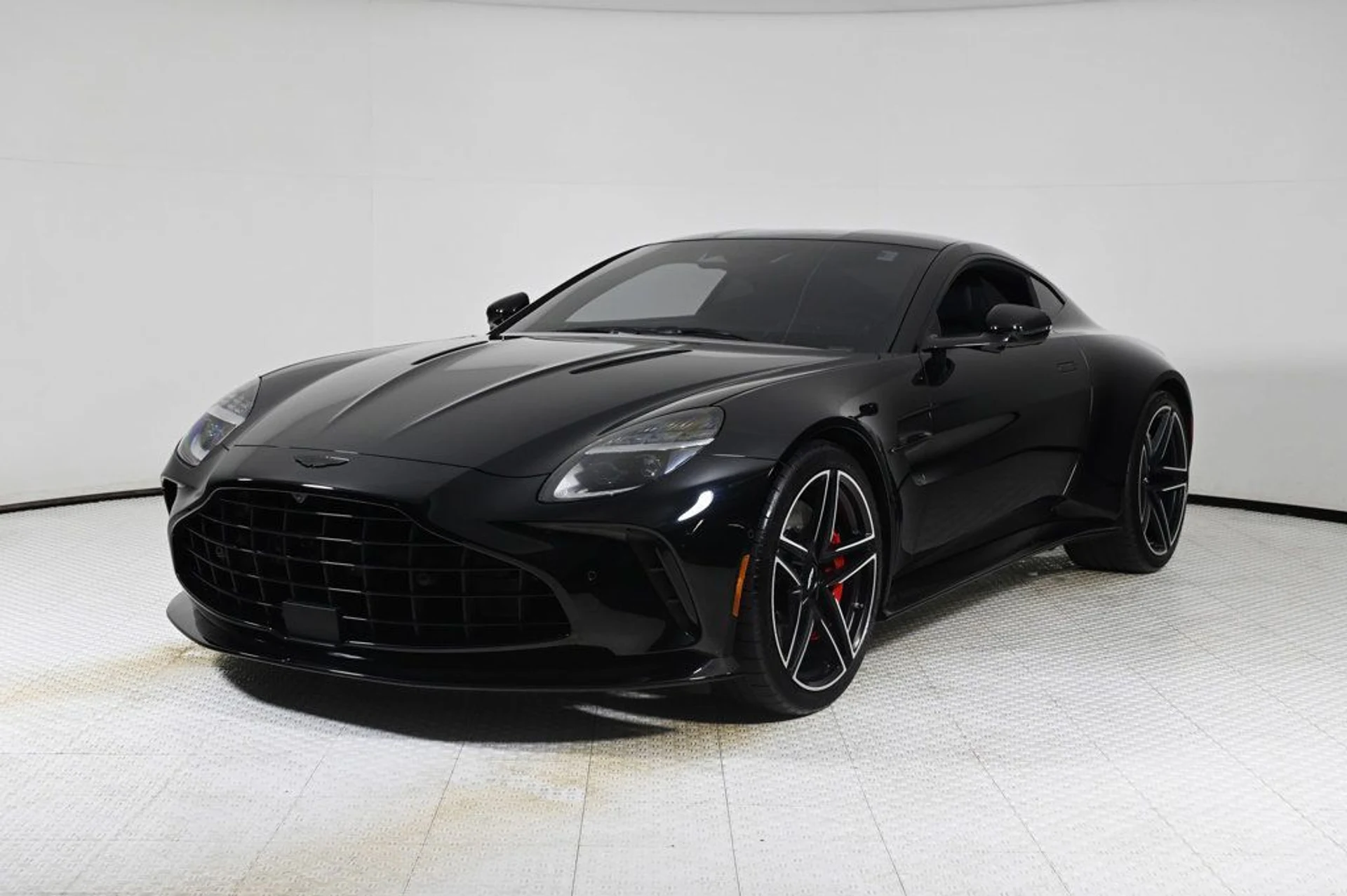 mph014_320402561_used_2025_aston_martin_vantage_base_11350_22975162_14_1024_c4b1c38e7d