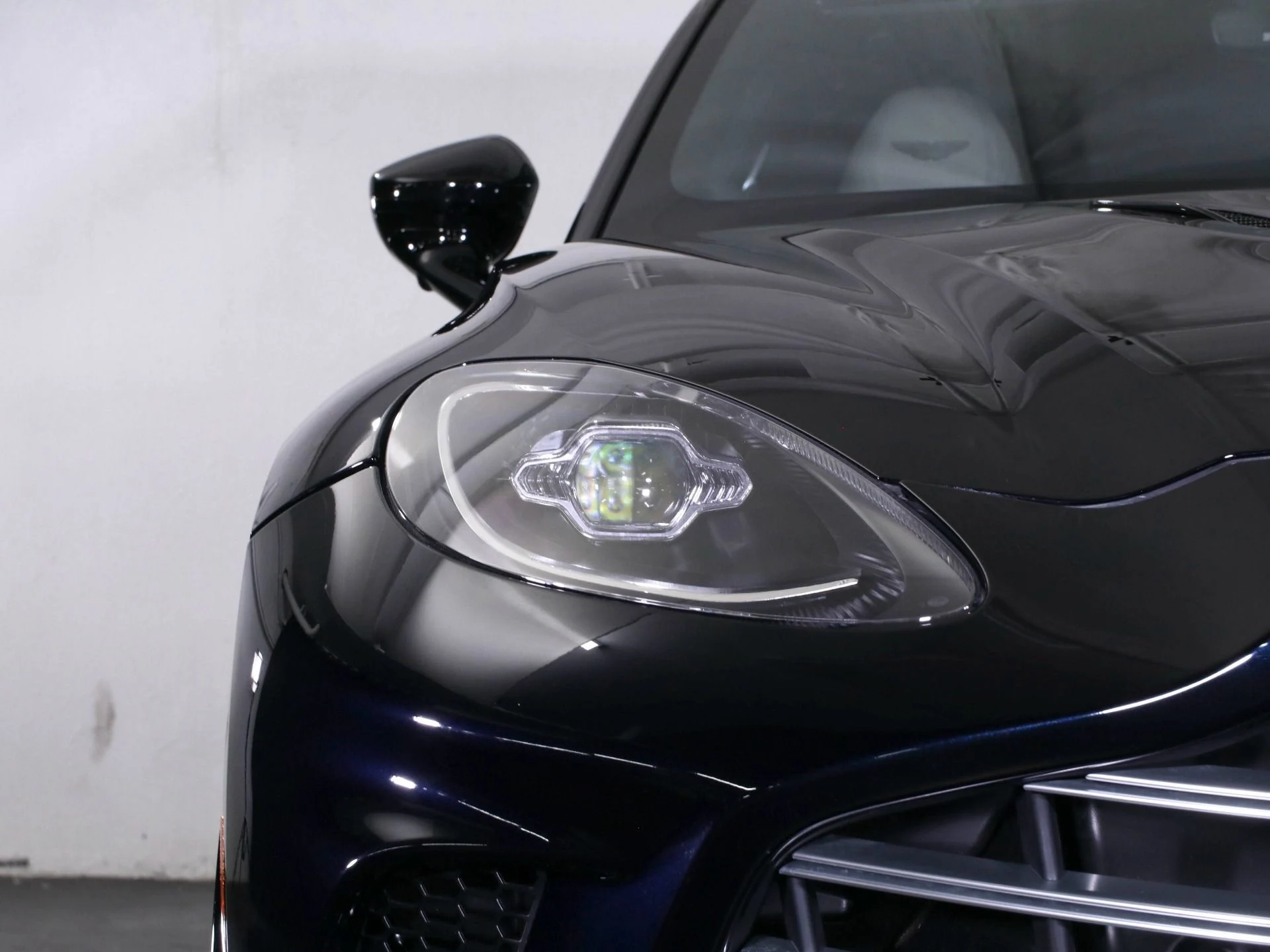 mph014_3206732195_New_2025_Aston_Martin_DBX_707_1768455345_84dc22db28