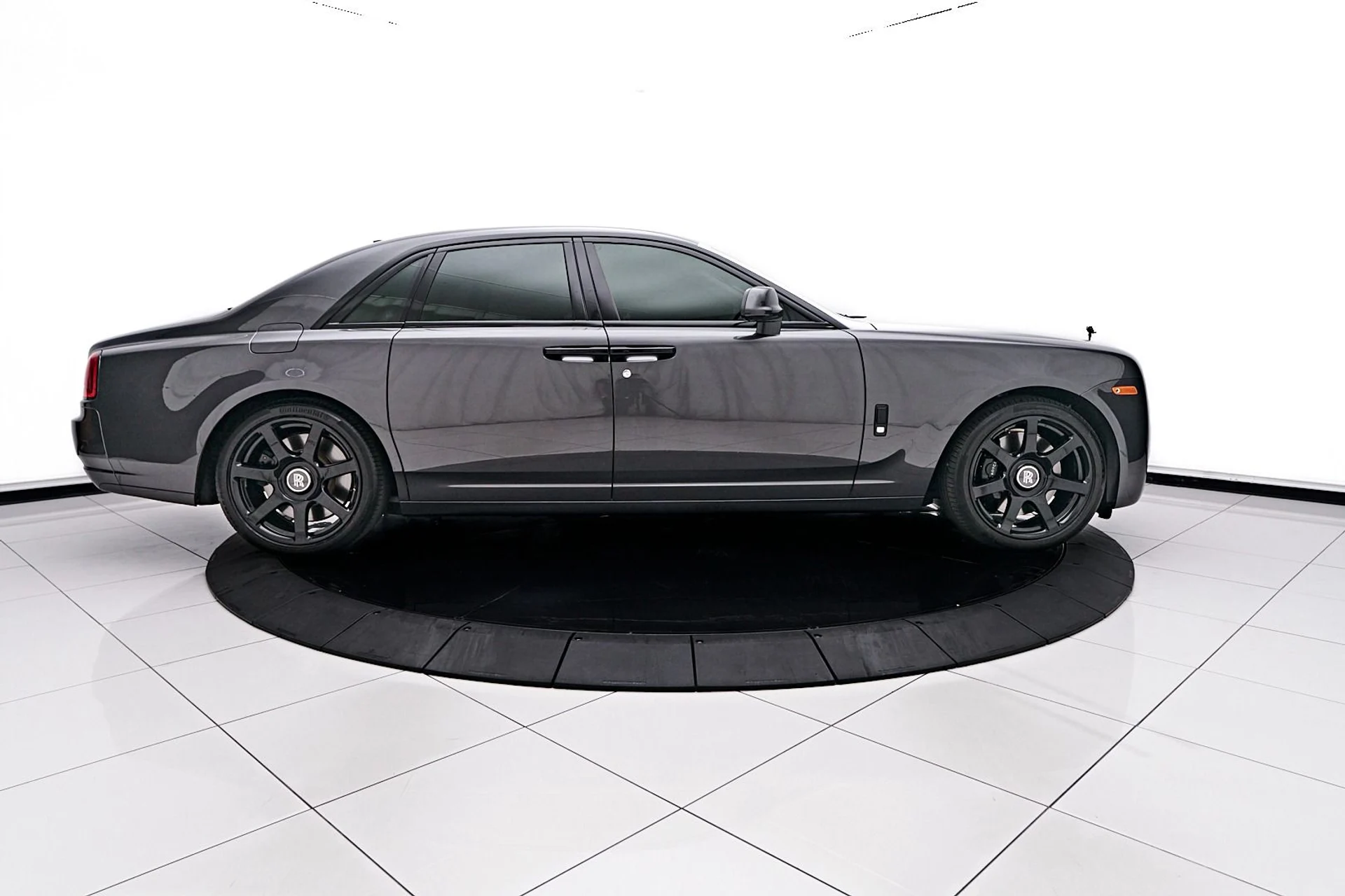 mph014_3209270967_Used_2017_Rolls_Royce_Ghost_Base_1743559500_dbe11d7b6d