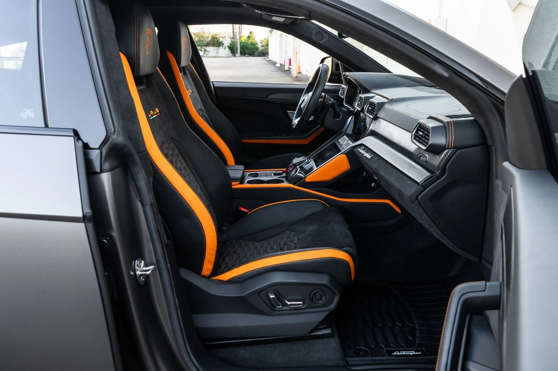 mph014_3216659089_Used_2022_Lamborghini_Urus_Graphite_Capsule_1755805759_3ce6c442df