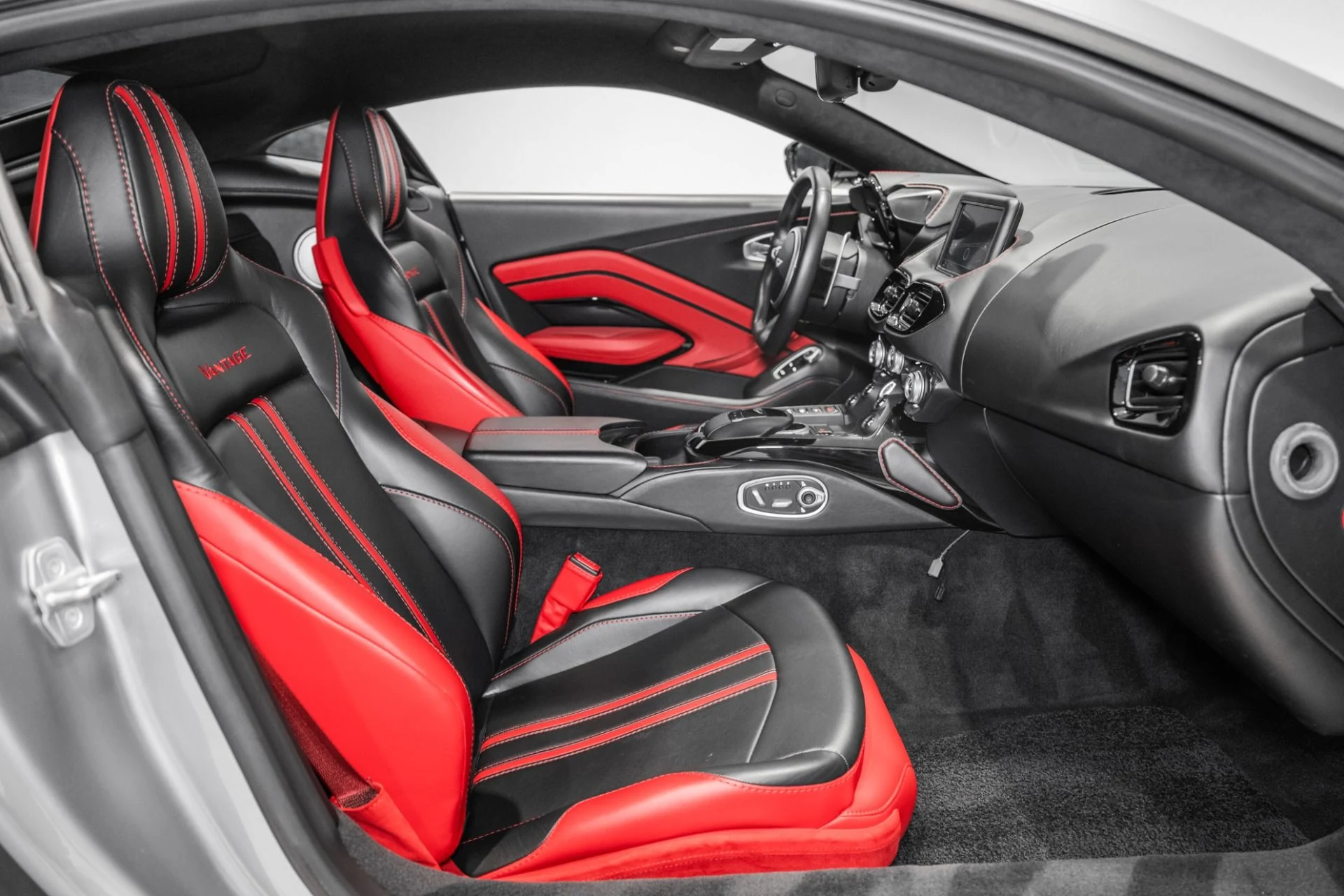 mph014_3234597937_Used_2019_Aston_Martin_Vantage_1779799907_6327ddea4e