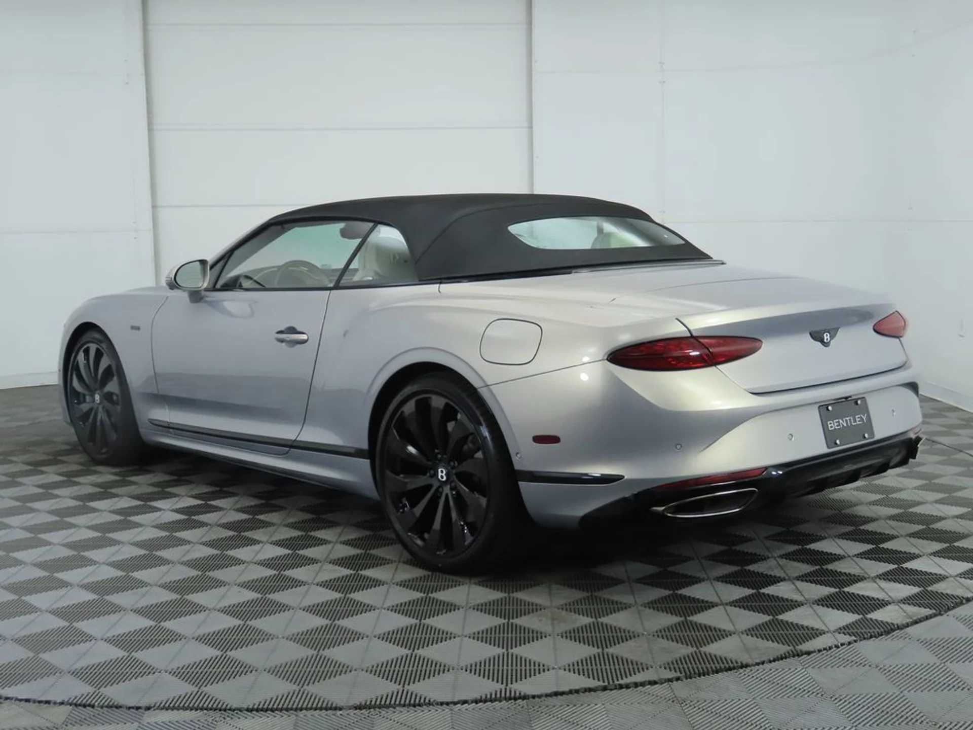 mph014_3239898890_new_2025_bentley_continental_gtblackeditionconvertible_8119_22910189_15_1024_f82c6bdb0d