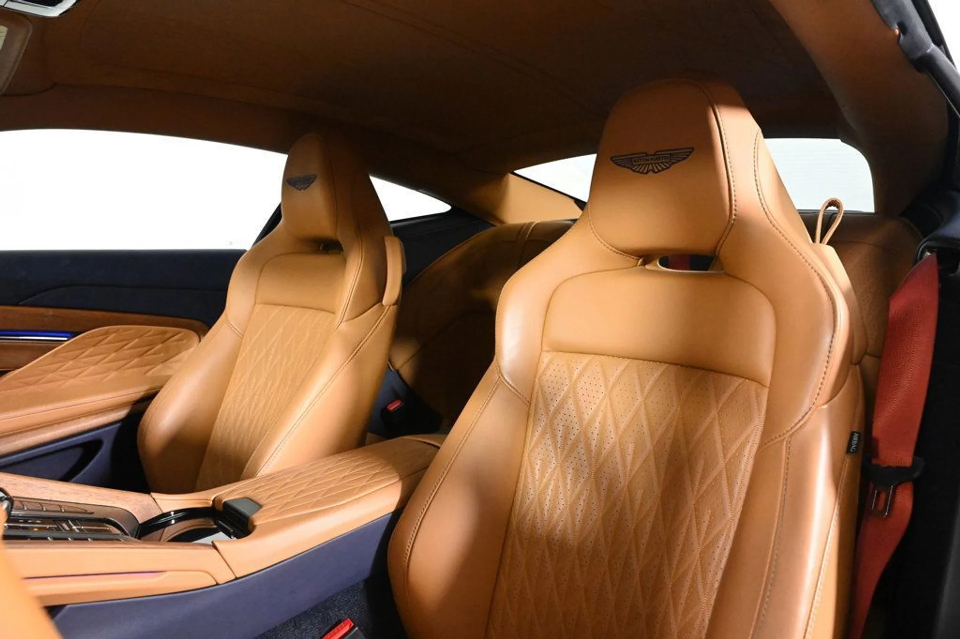 mph014_3246356080_used_2024_aston_martin_db12_coupe_11350_23000409_14_1024_710c6d45b2