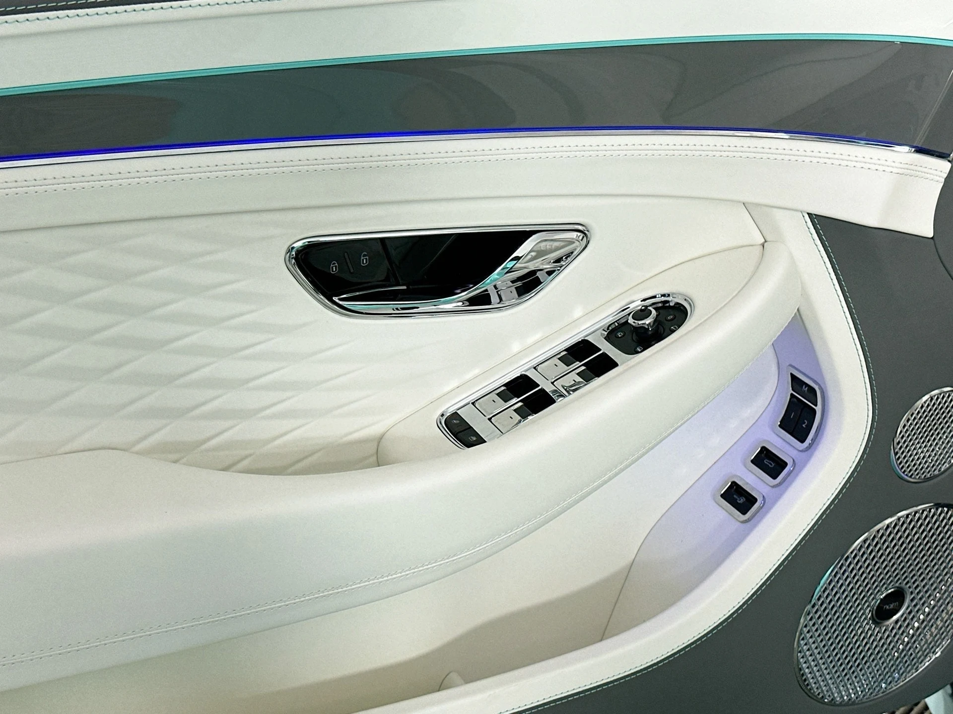 mph014_3250880702_15_33679a84c6