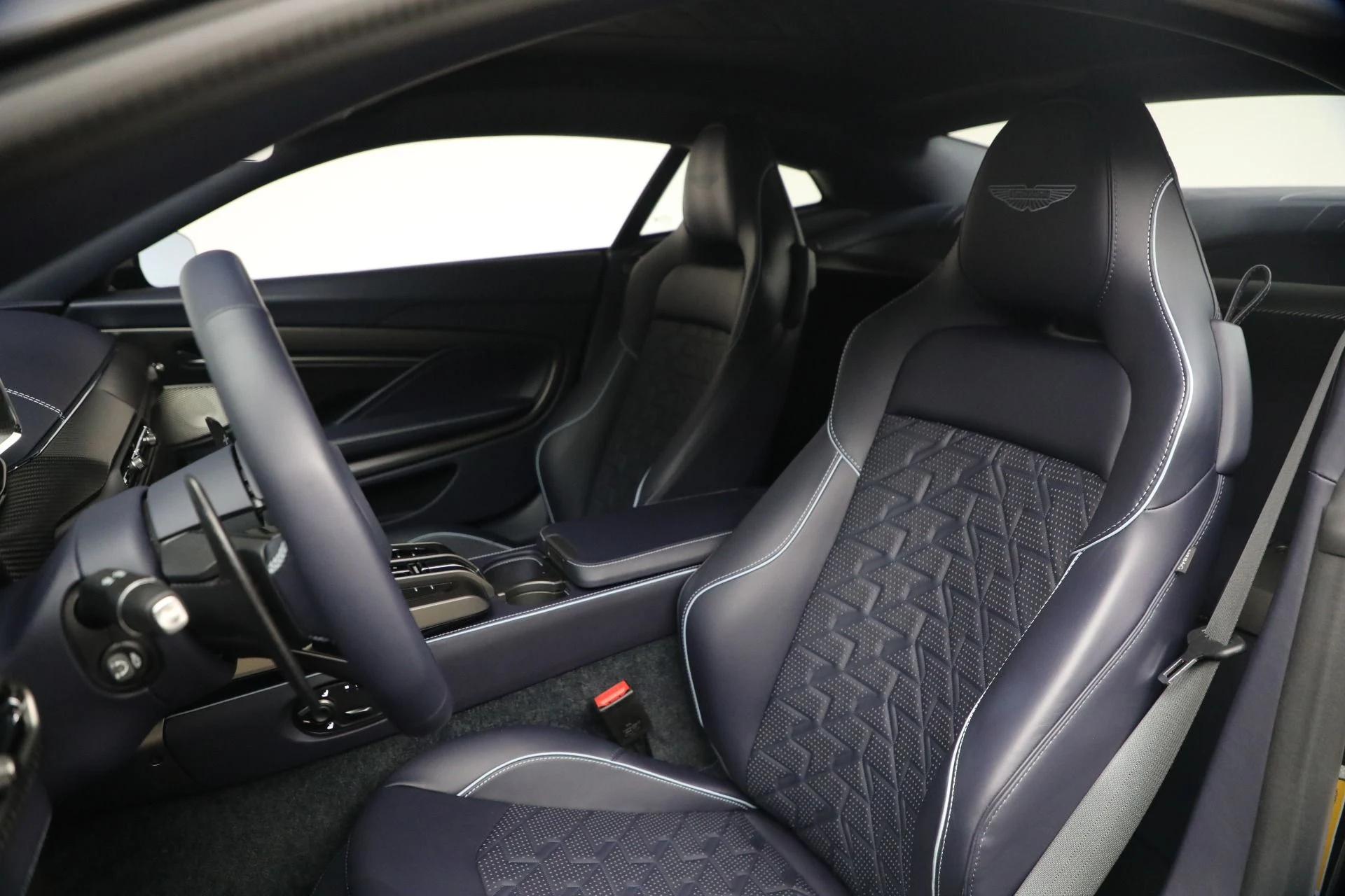 mph014_3274835740_Used_2025_Aston_Martin_Vanquish_1771024271_0cbec09f39