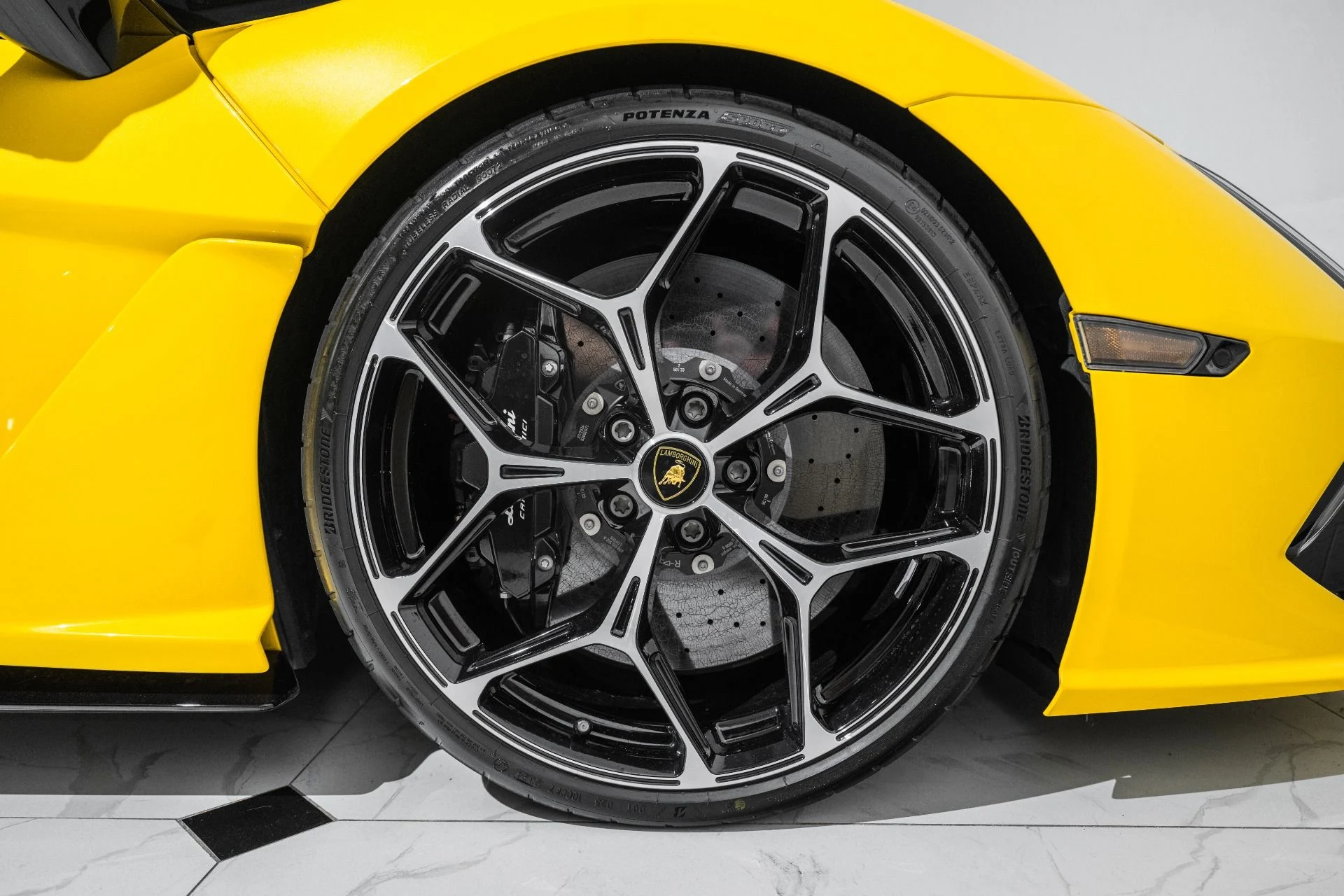 mph014_3281302170_Used_2024_Lamborghini_Revuelto_1760974364_669b19b9ec