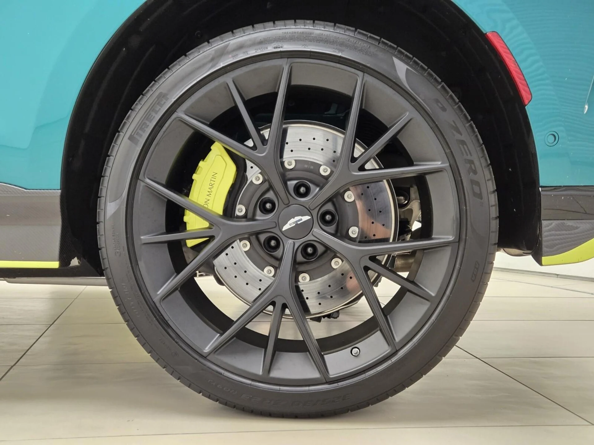 mph014_3285131222_New_2025_Aston_Martin_DBX_707_1753422046_3a15b876a1