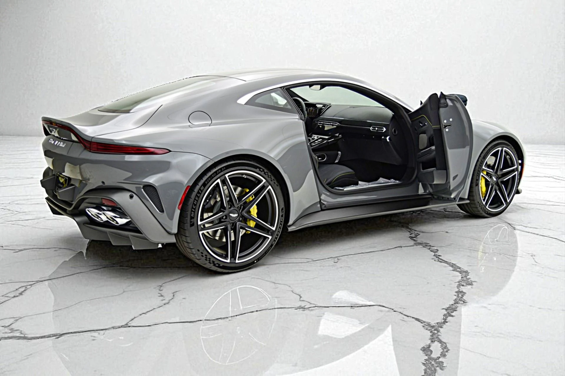 mph014_3290276840_New_2026_Aston_Martin_Vantage_Coupe_d81997aa1a