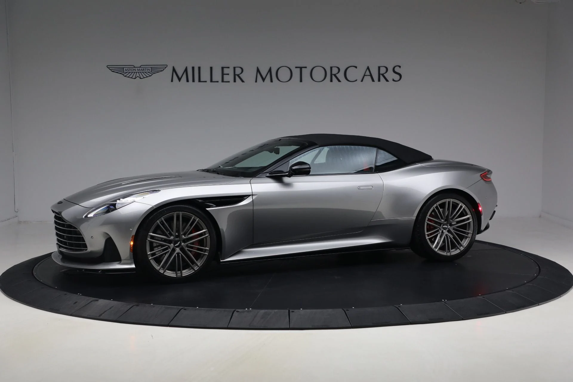 mph014_3300338250_Used_2024_Aston_Martin_DB_12_Volante_1789831142_8e594e6ed3