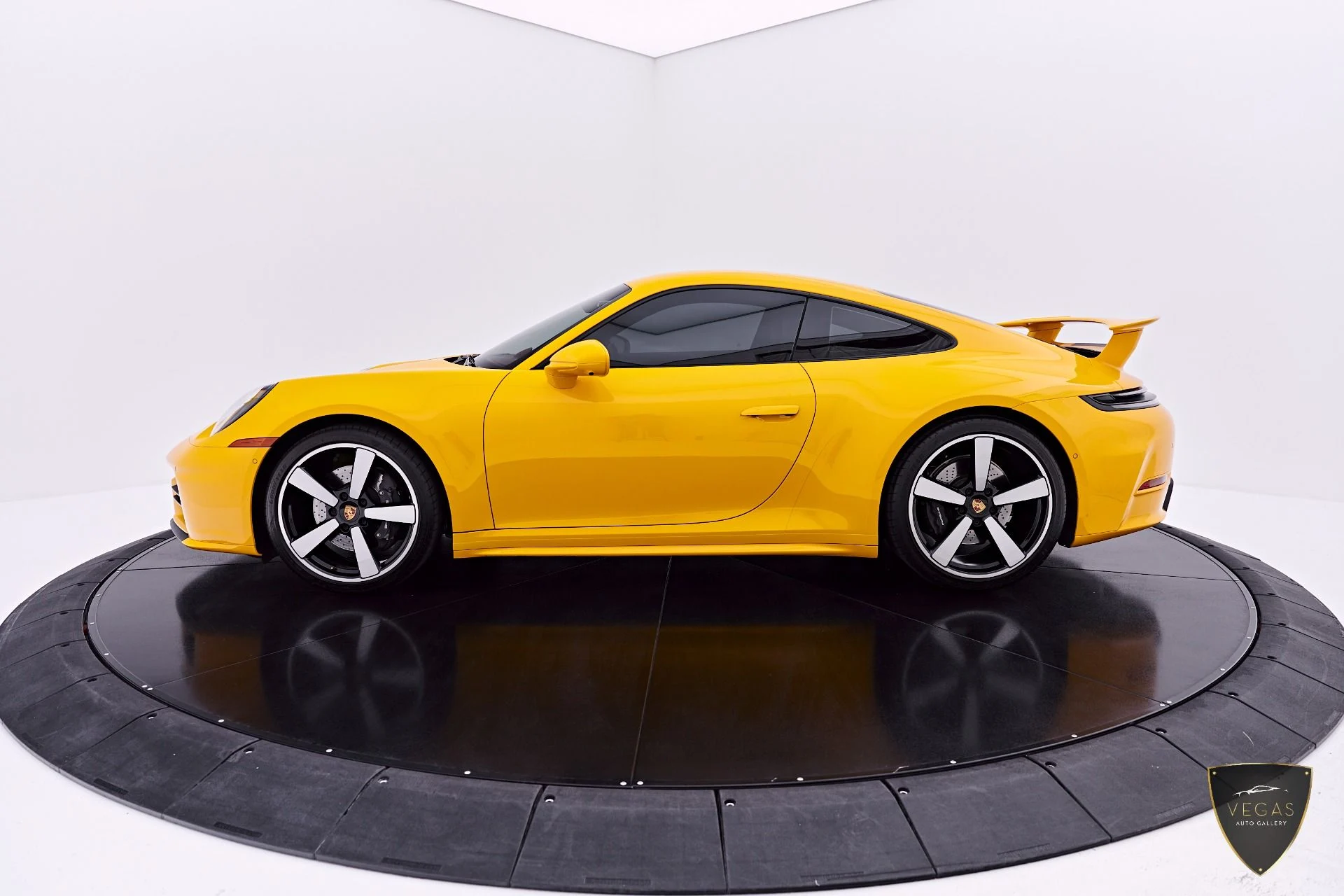 mph014_3311097952_Used_2025_Porsche_911_Carrera_1784942441_4075829363