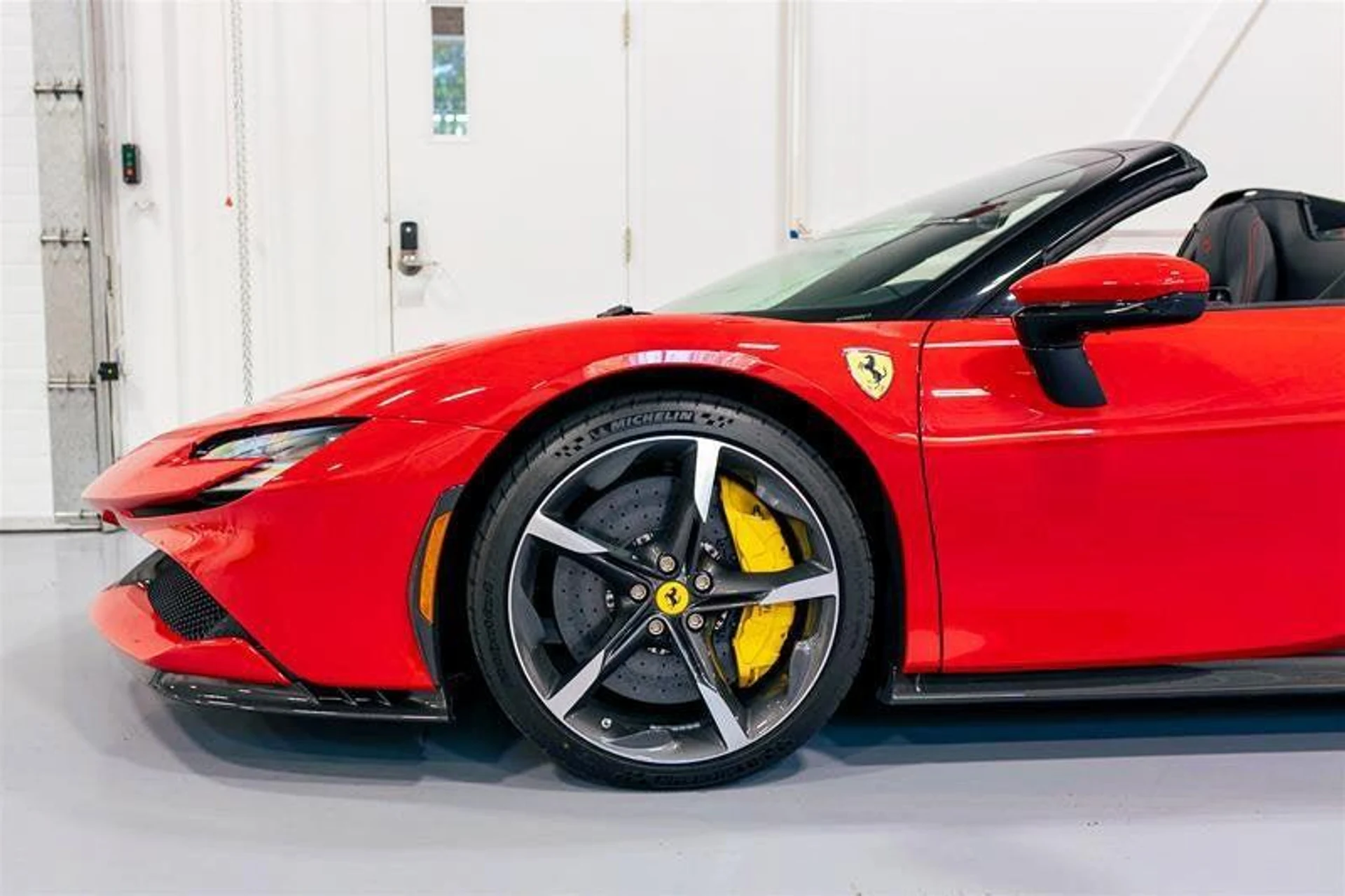 mph014_3314638631_Used_2025_Ferrari_SF_90_Spider_Base_1782922726_3539ee9a0c