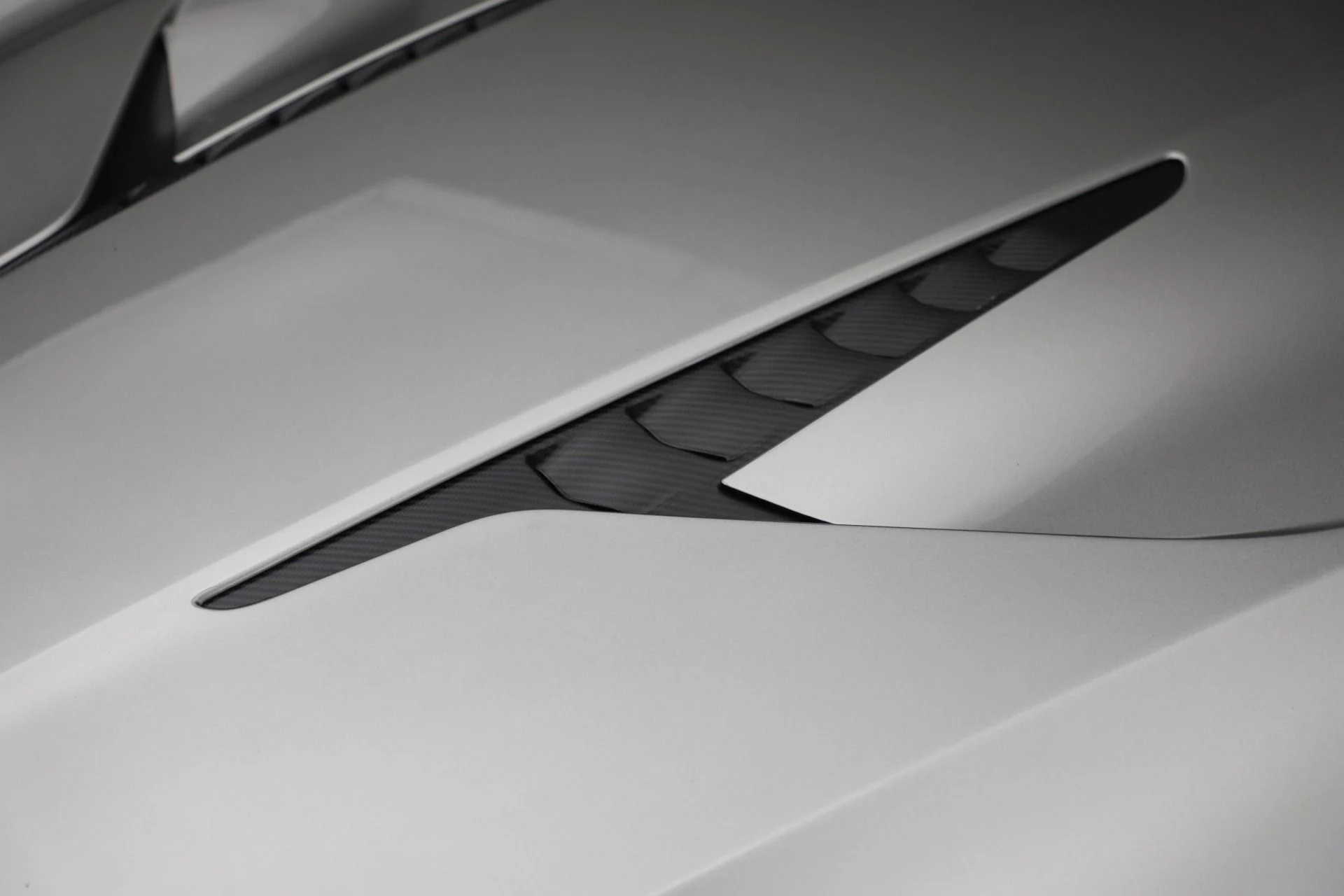 mph014_334128339_Used_2025_Aston_Martin_Vanquish_1791232652_c21000d70e
