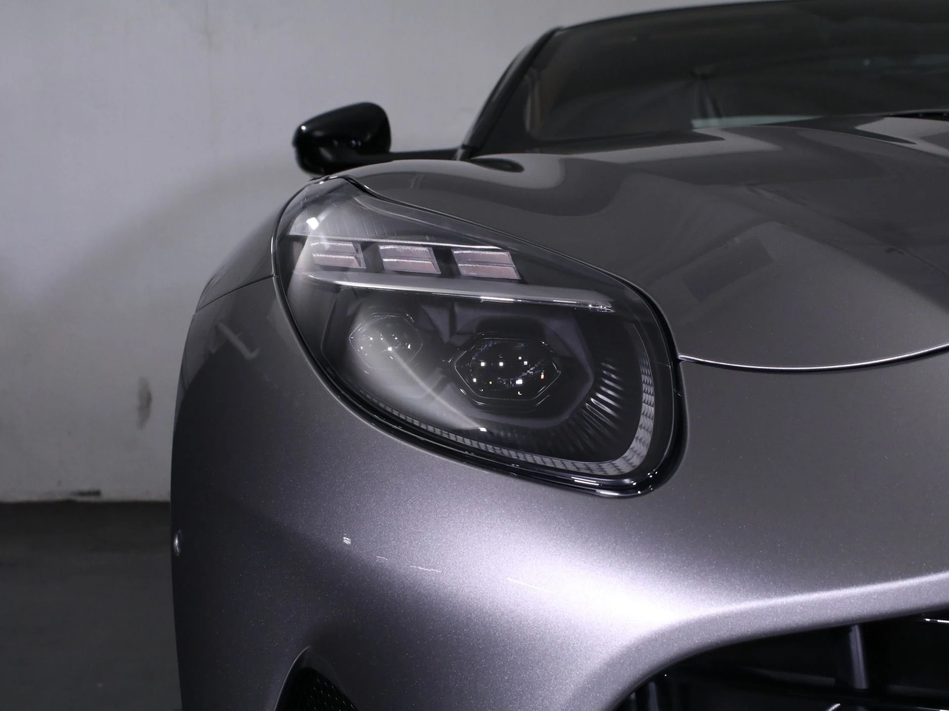 mph014_33494729_New_2025_Aston_Martin_DB_12_1758482446_1323107748